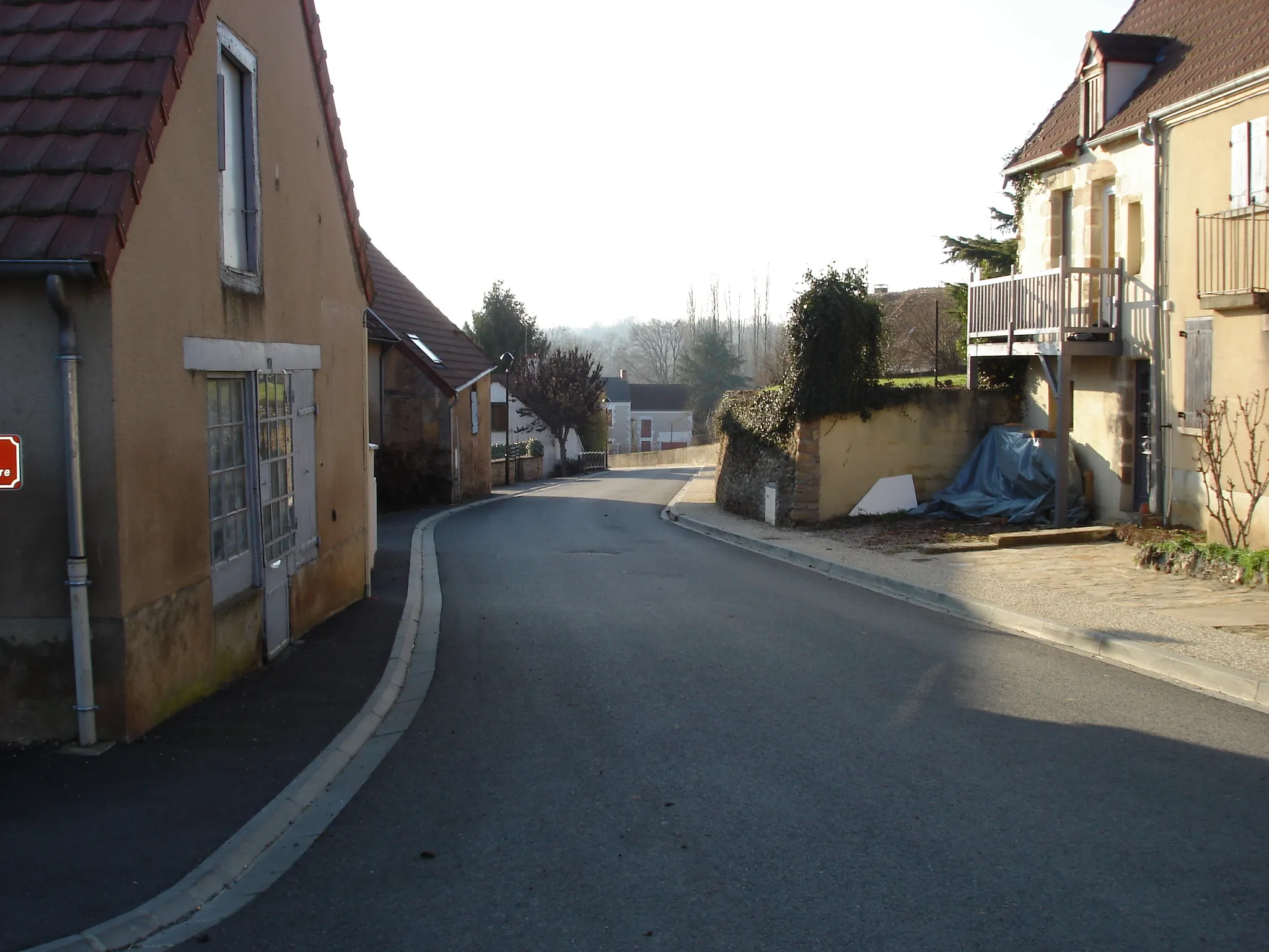 Photo showing: Briantes (36) : Vue du bas de la rue du Château (route départementale 83).