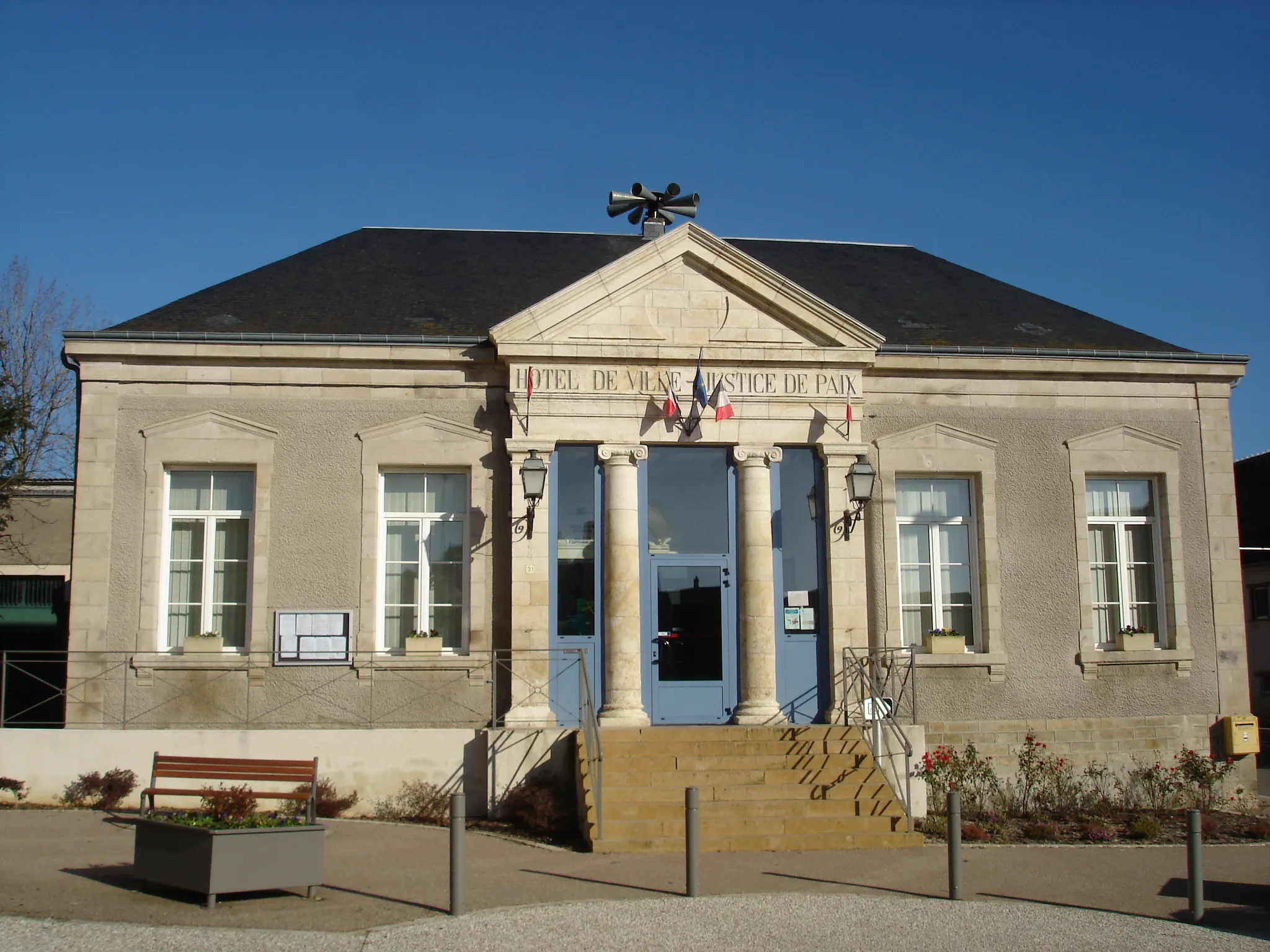 Photo showing: Sainte-Sévère-sur-Indre (36) : L'hôtel de ville.