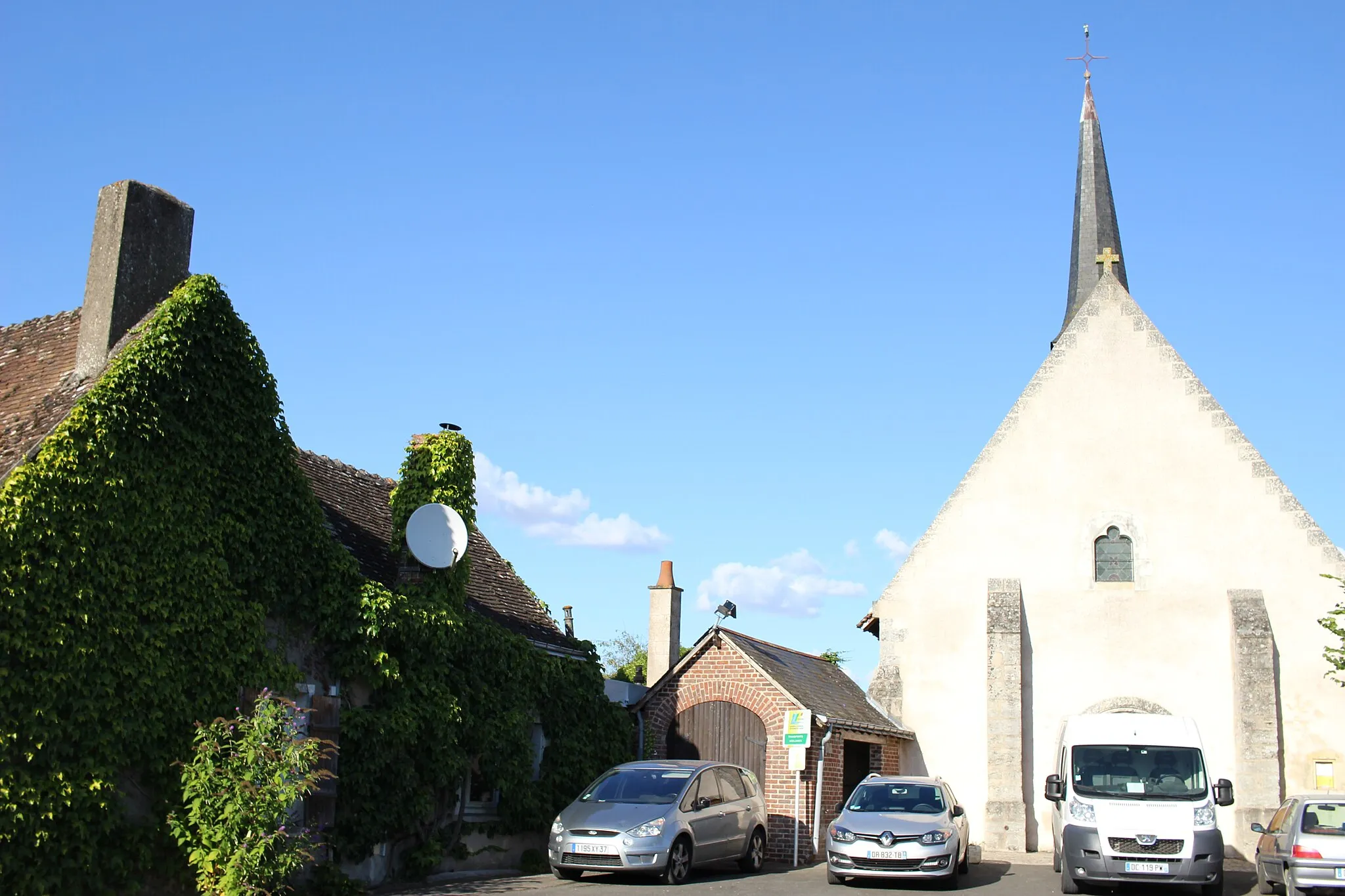 Photo showing: L'église de Morand, avec une façade de maison recouverte de vigne.