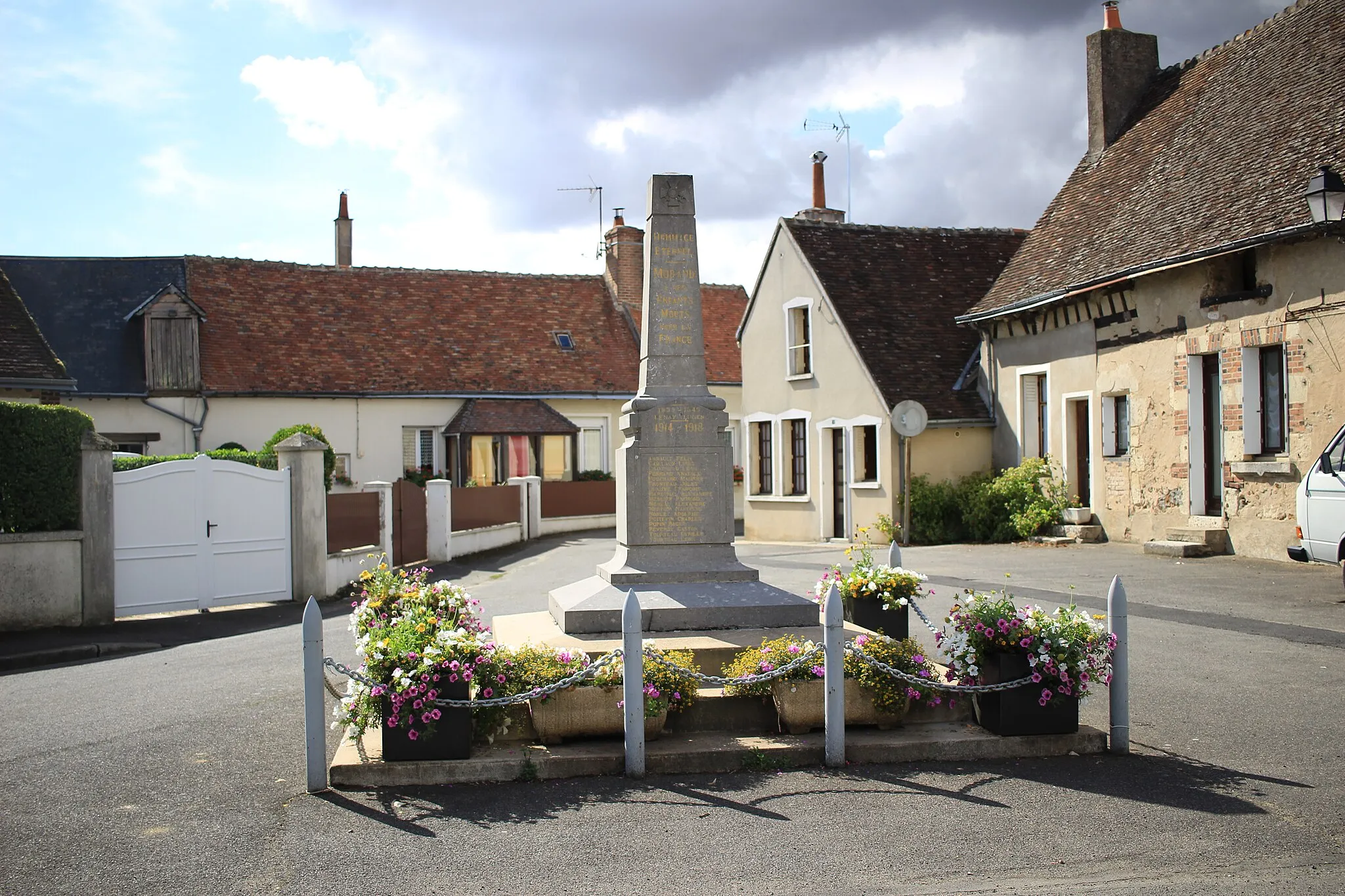 Photo showing: Morand - Place centrale, monument