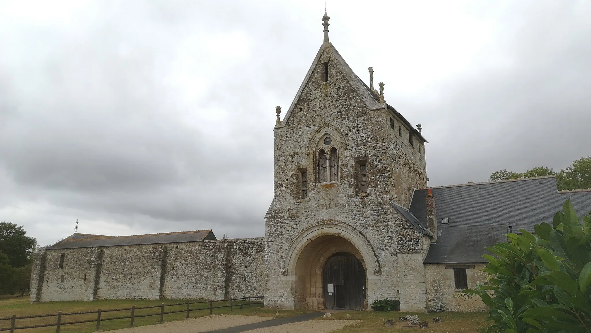 Photo showing: Les fortifications et le portail d'entrée monumental de la ferme de Meslay, vus depuis l'extérieur