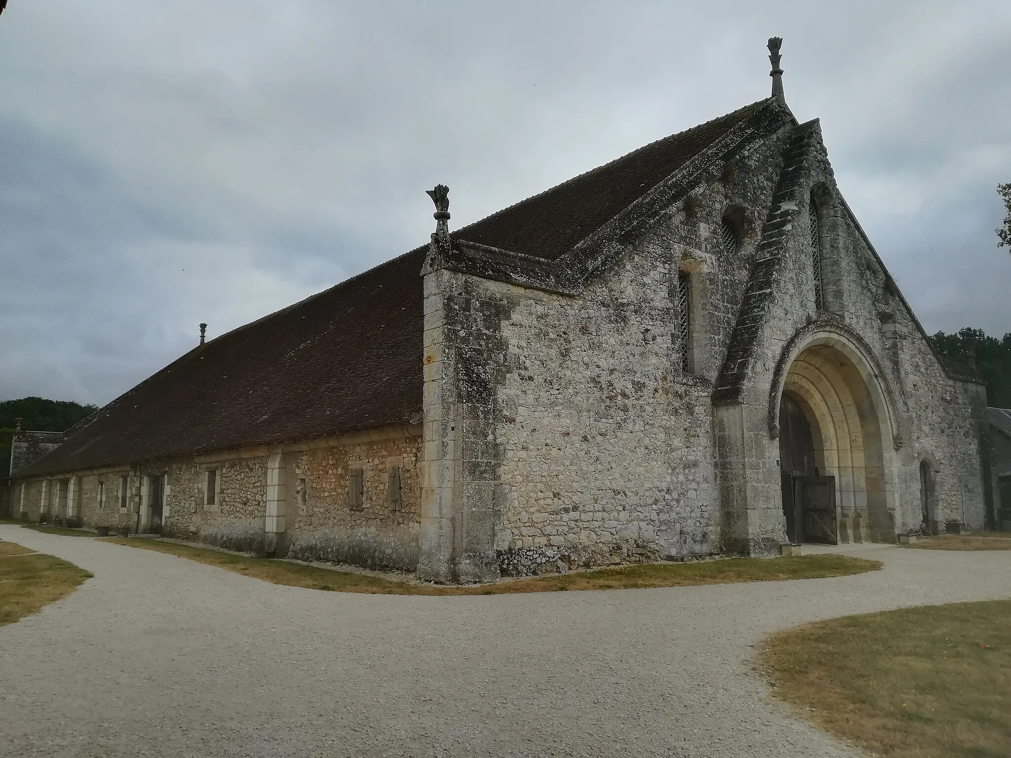 Photo showing: Grange de Meslay se déployant dans toute sa longueur (60m), avec son toit de tuiles. Largeur de 25m, hauteur de 17m.