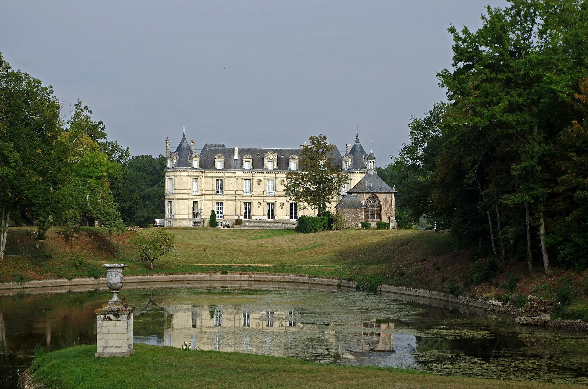 Photo showing: Charentilly (Indre-et-Loire)
Château de Poillé (XIXe siècle).
Le château a été construit en 1838 pour le maire de Charentilly, Charles Moisant*. L'architecte, Phidias Vestier, a utilisé des matériaux de l'ancien manoir de la Hardillière.
Le château a subi deux incendies, en 1915 et 1966.
Dans les anciennes dépendances du château de Poillé, au milieu de la forêt, des jeunes en grande difficulté sont accueillis.

La famille Moisant a possédé notamment les châteaux de Luynes, Cinq-Mars, Langeais, Perraudière, elle était liée a la famille Goüin, une famille de banquiers de Tours. Pèdre Moisant, propriétaire du château de Poillé, recevra de sa Sainteté Pie IX, sur demande de son ami Mgr Guibert, pour services éminents rendus à l’Église, le titre de comte romain, transmissible à ses neveux et à leur postérité. "Le fait eu lieu à Rome même, où monsieur Moisant se trouvait pour les grandes fêtes célébrées à l'occasion du centenaire de Saint Pierre." (Vie de M. Dupont. Mort a Tours en odeur de sainteté, le 18 mars 1876 d'apr?s .Par M.l'abbé Janvier). Le comte Pèdre Moisant, par ses dons, permettra de racheter nombre de maisons de Tours, dans la recherche du tombeau de Saint-Martin. Le tombeau sera retrouvé en 1860 tourainissime.blogspot.fr/2009/02/charentilly.html

www.charentilly.com/images/pdf/histoire-de-charentilly-1e...