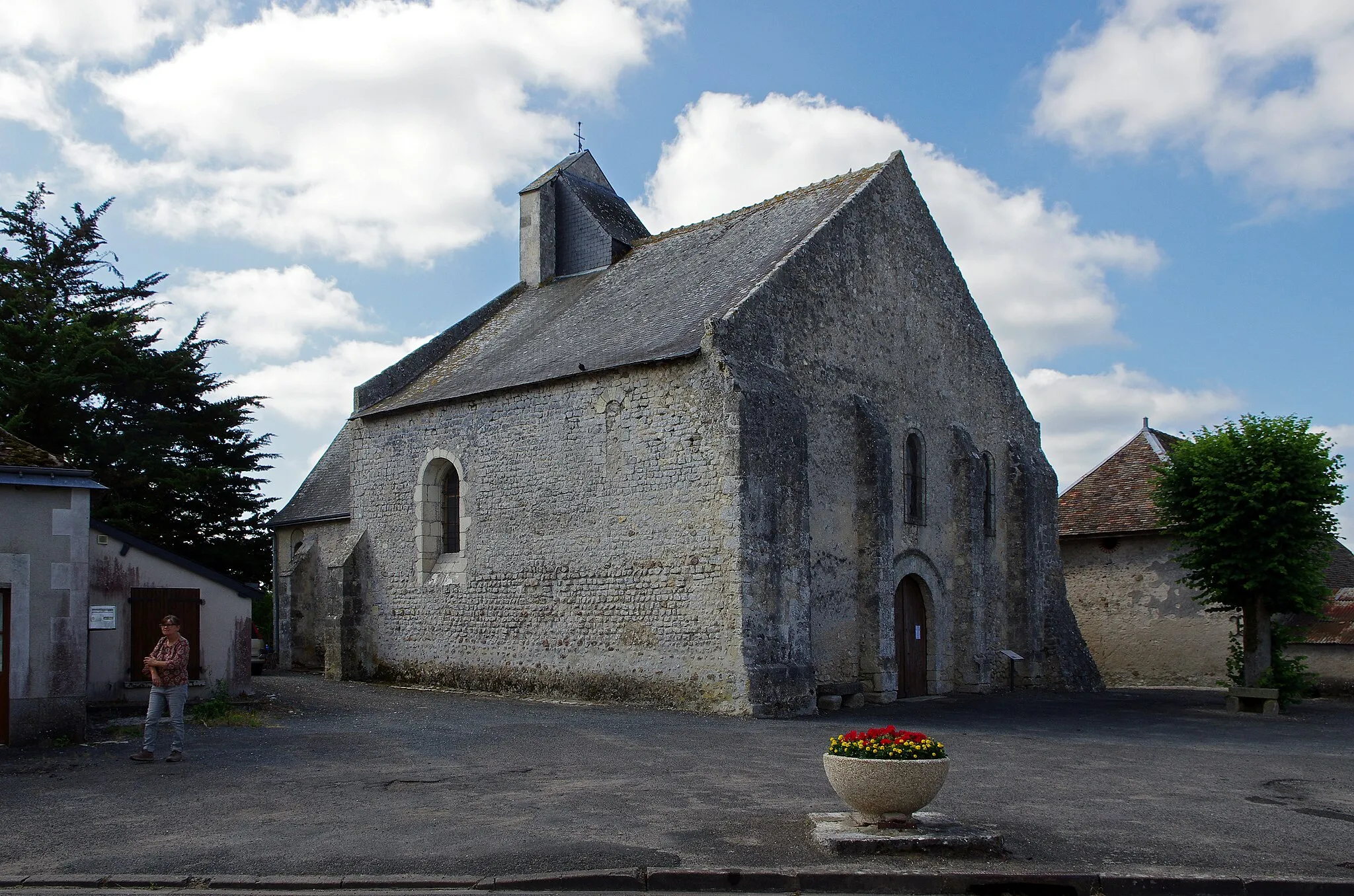 Photo showing: Avrillé-les-Ponceaux (Indre-et-Loire)
Eglise Saint-Symphorien-les-Ponceaux (XIe, XIIe siècles)
Il s'agit de l'ancienne église paroissiale de Saint-Symphorien-les-Ponceaux, commune supprimée et réunie à celle d'Avrillé en 1817. La nouvelle commune s'appelera Avrillé-les-Ponceaux à partir de 1920.
La paroisse, qui faisait partie de l'Anjou, était connue en 887 sous le nom de "Sanctus Symphorianus de Porcellis", autrement dit Saint-Symphorien des porcs*. Le village se nommera Saint-Symphorien de Porceaulx au Moyen-Âge tardif.
L'édifice se compose d'une nef carrée, en petit appareil, du XIe siècle, et d'un choeur également carré du XIIe.  La façade a été refaite au XIIe siècle, et est percée d'un portail en plein cintre, de style roman, de la première moitié du XIIe siècle, dont le rouleau est circonscrit par une archivolte moulurée de chevrons. Le mur de refend supporte un clocher pignon en forme de bretèche, à deux arcades. La nef et le choeur sont séparés par une arcade en plein cintre.
L'intérieur comprend un escalier droit en pierre, appuyé contre le mur sud, qui accède aux combles.
Adossée à l'escalier, une statue de Sainte Eméranceµ (Emérence, Emérencie, Emérentienne, etc), sainte vénérée en Anjou. Elle  porte la palme du martyre, ayant été lapidée en 304 près du tombeau de sa soeur sainte Agnès.
En plâtre polychrome, une statue se saint Gilles datant du XVIe siècle. Dédiée à Saint Gilles*, l'église était certainement à l'origine une chapelle.

Le porc médiéval est un animal de la forêt, il s'y nourrit de racines, d’herbes, de ramilles, de truffes ou de champignons,de pommes et poires sauvages, de baies, noix, châtaignes et surtout faines et glands.  Au Xe siècle, il faut environ 150 hectares pour nourrir une centaine de porcs. Saint Symphorien étant un ermite de la forêt, peut-on y voir un rapport? Émérentienne était la fille de la nourrice de sainte Agnès. Convertie au christianisme, elle assista au martyre de sainte Agnès. Allant prier chaque jour sur sa tombe, elle fut  reconnue comme chrétienne, et lapidée en 304. En Anjou, un dicton invoque "Ste Emerance qui guérit du mal de la panse". D'origine grecque, Gilles (Aegidius) vécut en ermite dans les forêts près de Nîmes dans le Gard où il fonda une abbaye qui prit son nom. www.patrimoine-religieux.fr/eglises_edifices/37-Indre-et-...

nominis.cef.fr/contenus/saint/9933/Sainte-Emerentienne.html