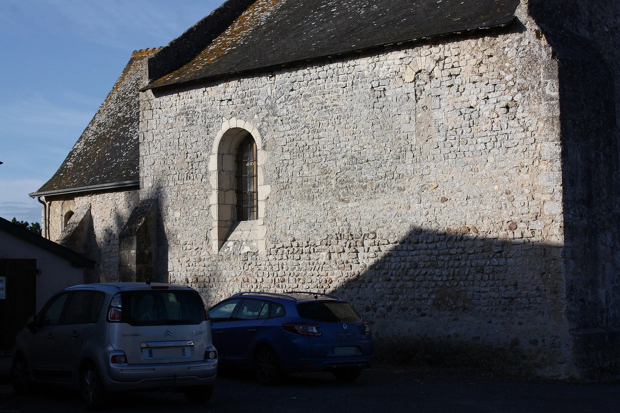 Photo showing: Saint-Symphorien-les-Ponceaux - Eglise Saint-Symphorien
Mur Nord bâti en en petit appareil (premier art roman)