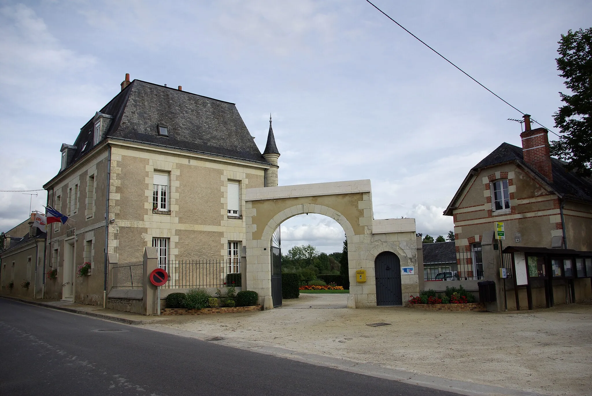 Photo showing: Mairie de Continvoir.