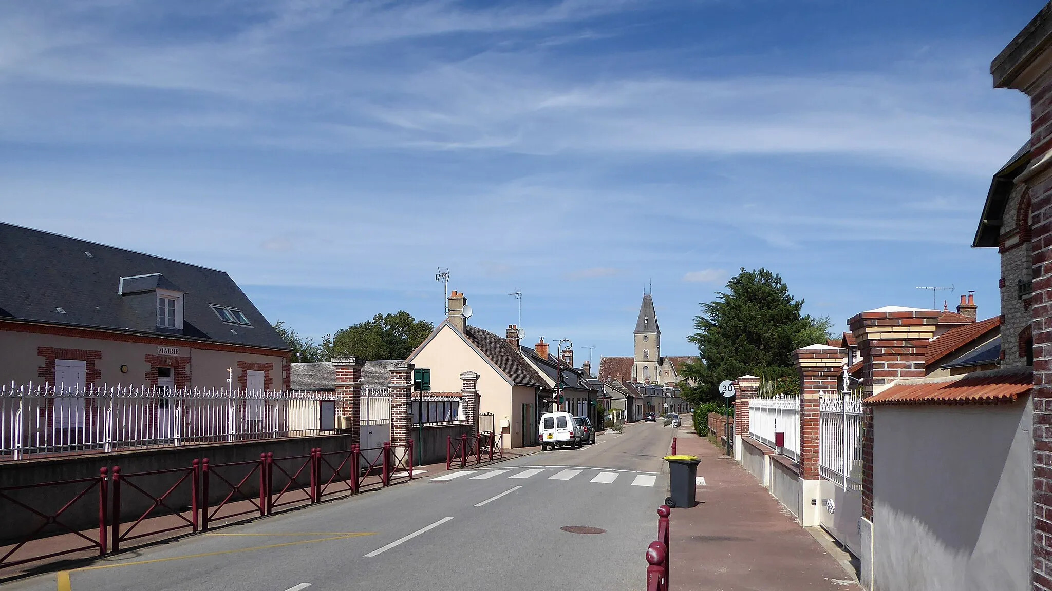 Photo showing: Rue de la mairie et église de Lanneray, Eure-et-Loir, France.