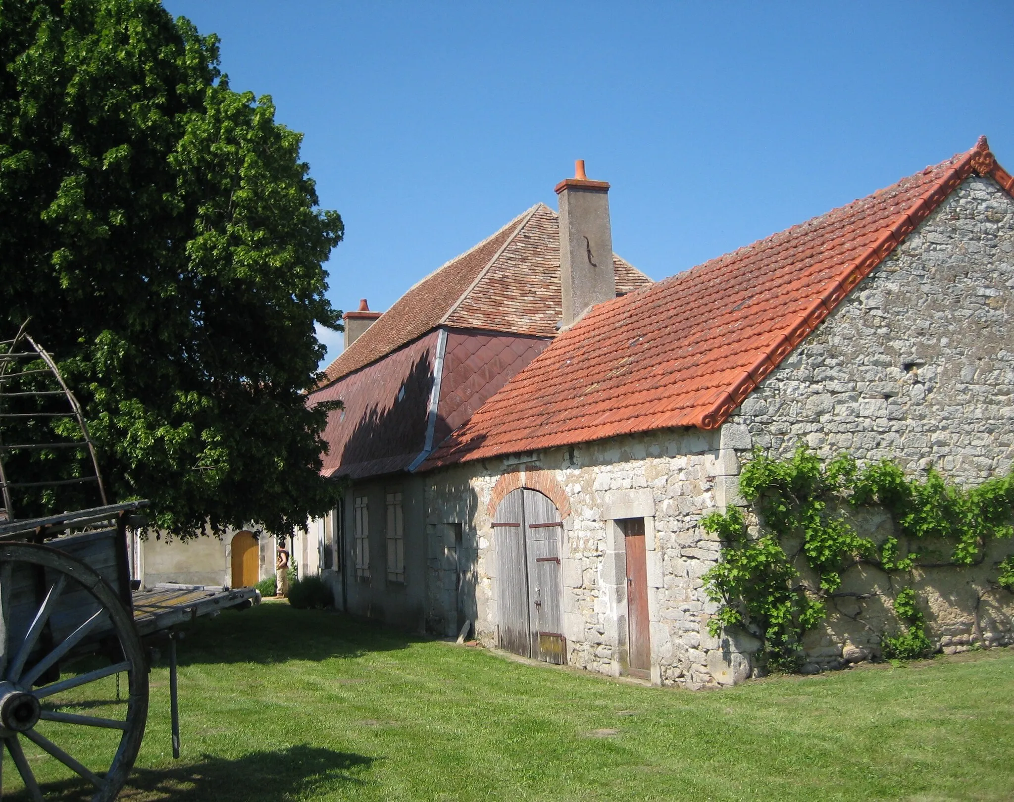 Photo showing: Le Centre de la Presse est installé dans l'ancien presbytère jouxtant l'église du XIIe siècle