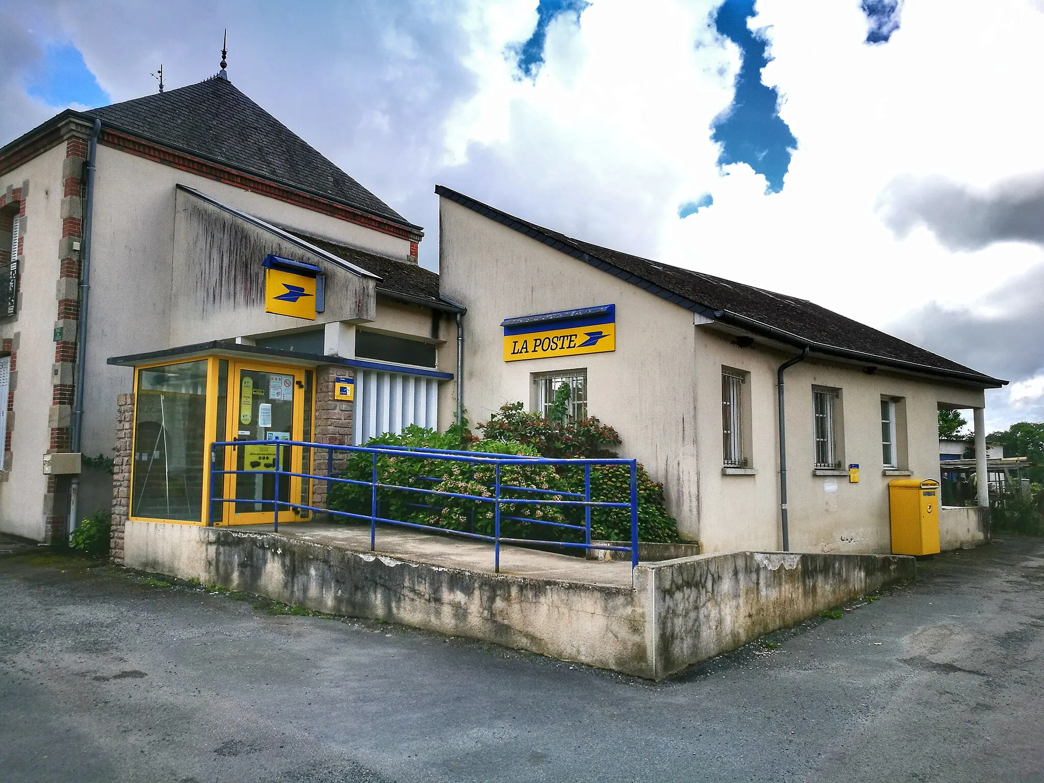 Photo showing: Vue du bâtiment de la Poste de la commune de Lourdoueix-Saint-Pierre, Creuse, France, depuis la place du village.