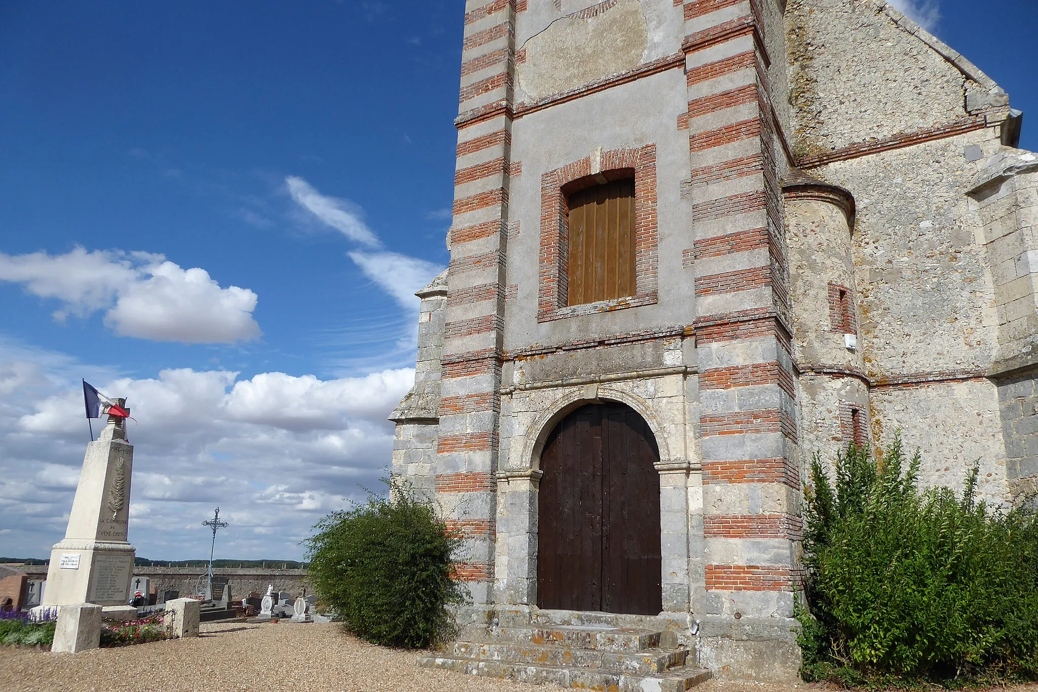 Photo showing: Façade ouest de l'église et monument aux morts de Chêne-Chenu, Tremblay-les-Villages, Eure-et-Loir, France.