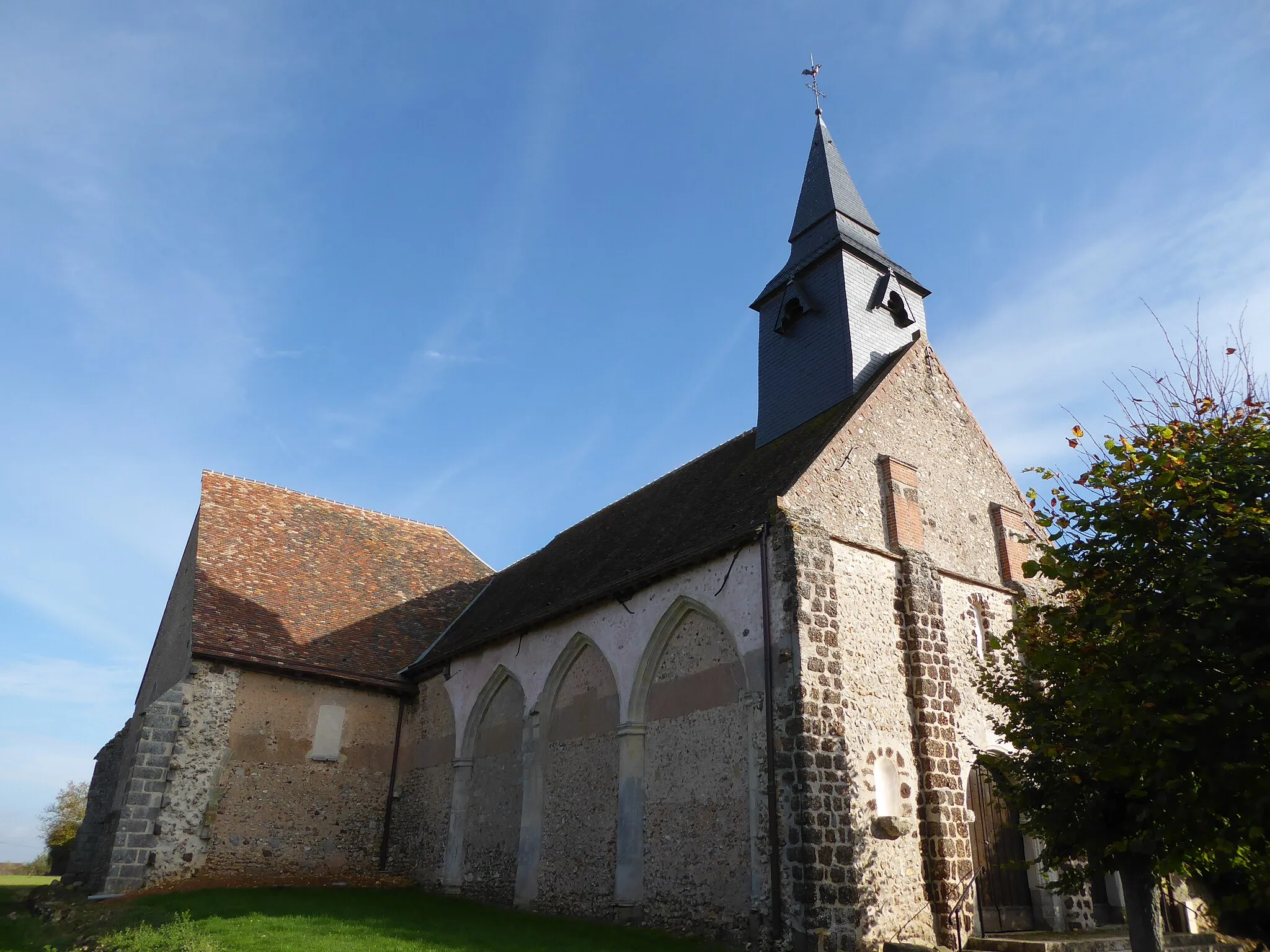 Photo showing: mur nord de l'église Saint-Aignan, Boullay-les-Deux-Églises, Eure-et-Loir, France.