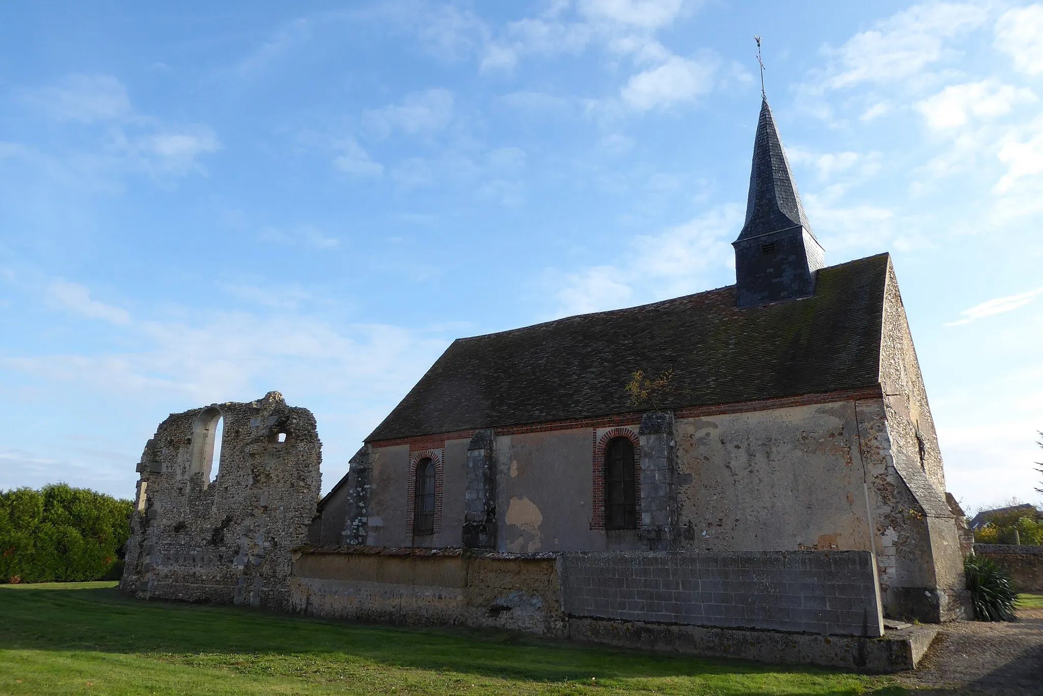 Photo showing: église Sainte-Madeleine, Puiseux, Eure-et-Loir, France.