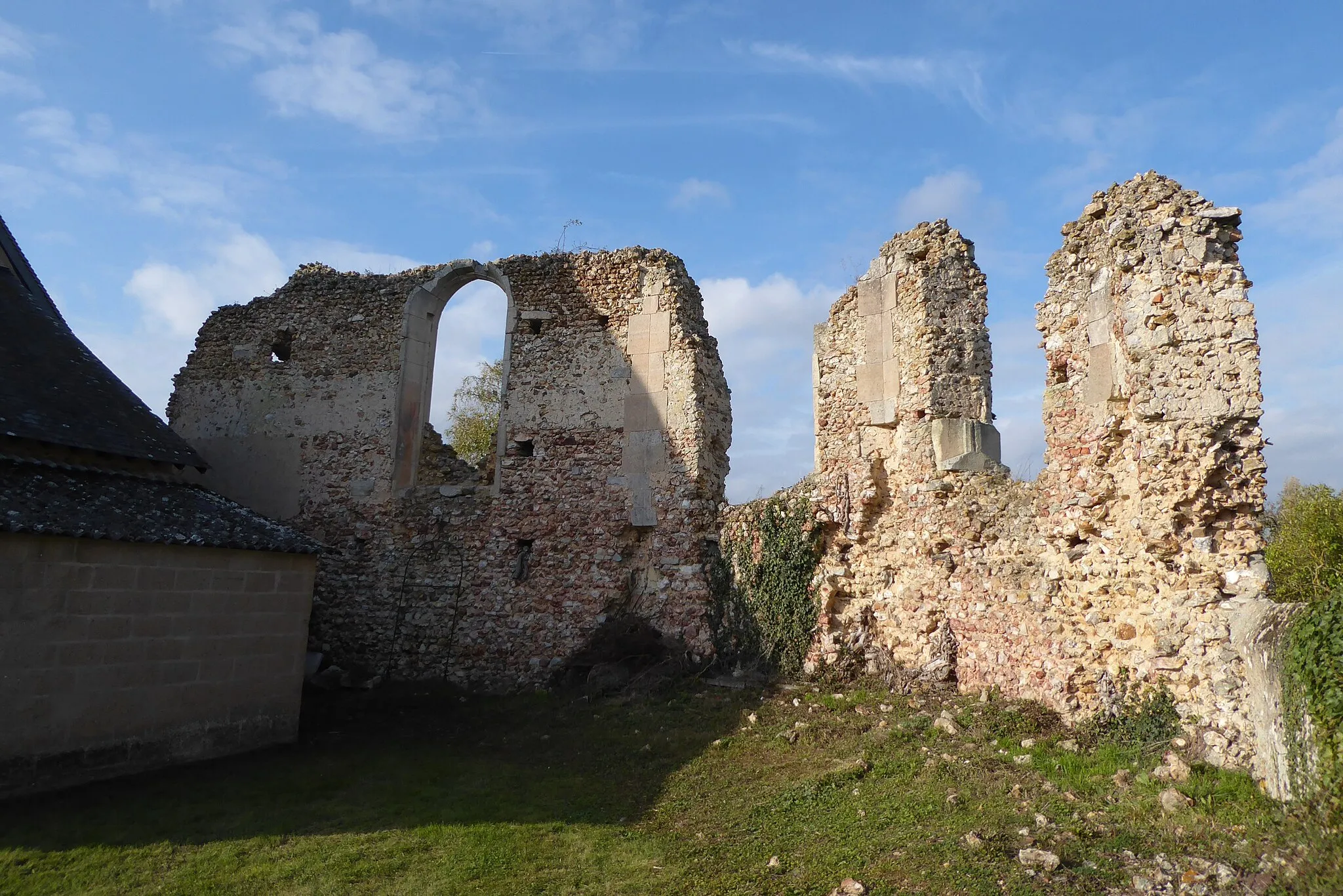 Photo showing: ruines du chœur de l'ancienne église, Puiseux, Eure-et-Loir, France.