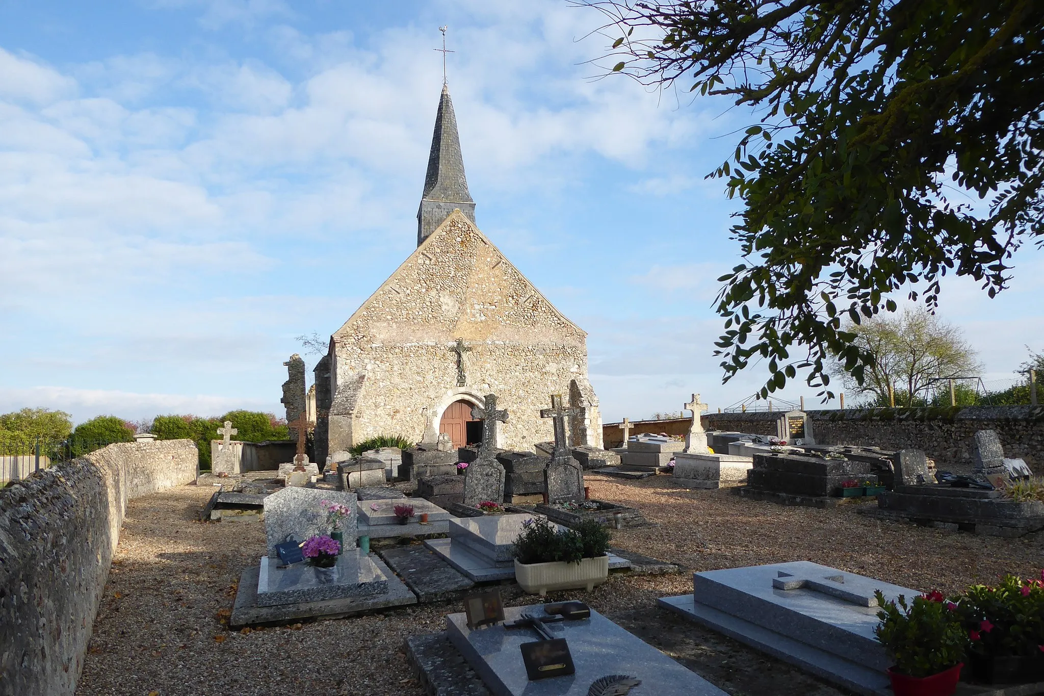 Photo showing: l'église Sainte-Madeleine entourée du cimetière, Puiseux, Eure-et-Loir, France.