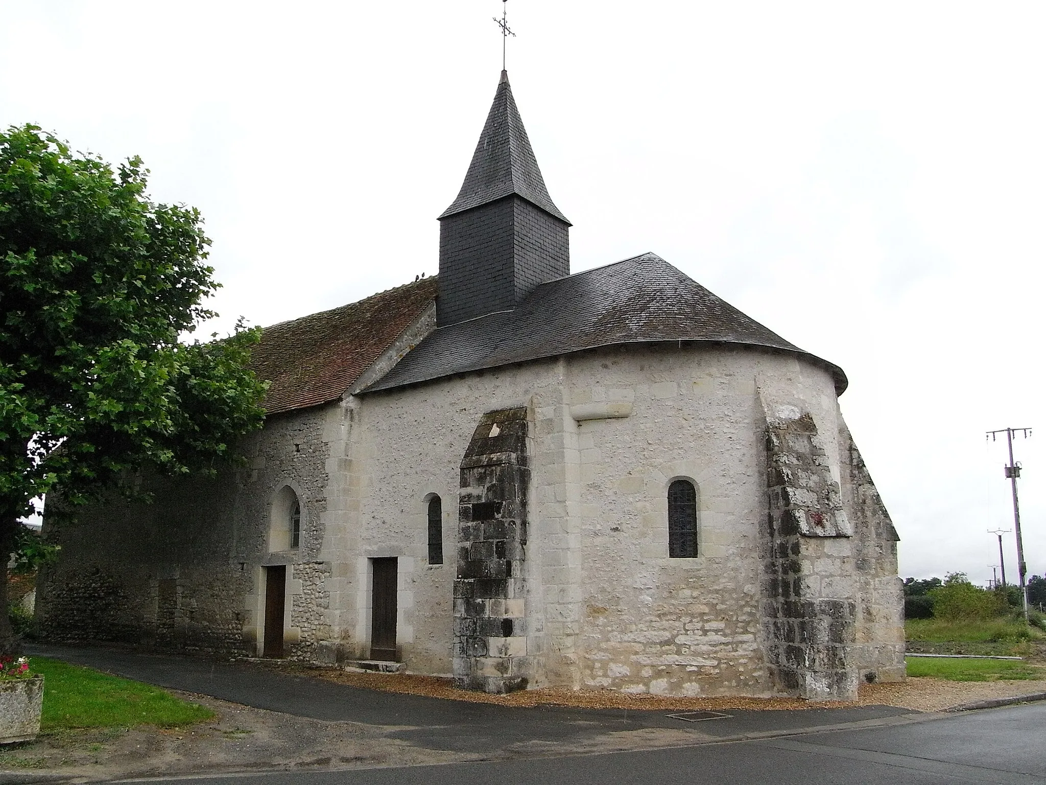 Photo showing: Église romane du XIIe siècle, désaffectée et transformée en grange au XIXe siècle (monument historique)