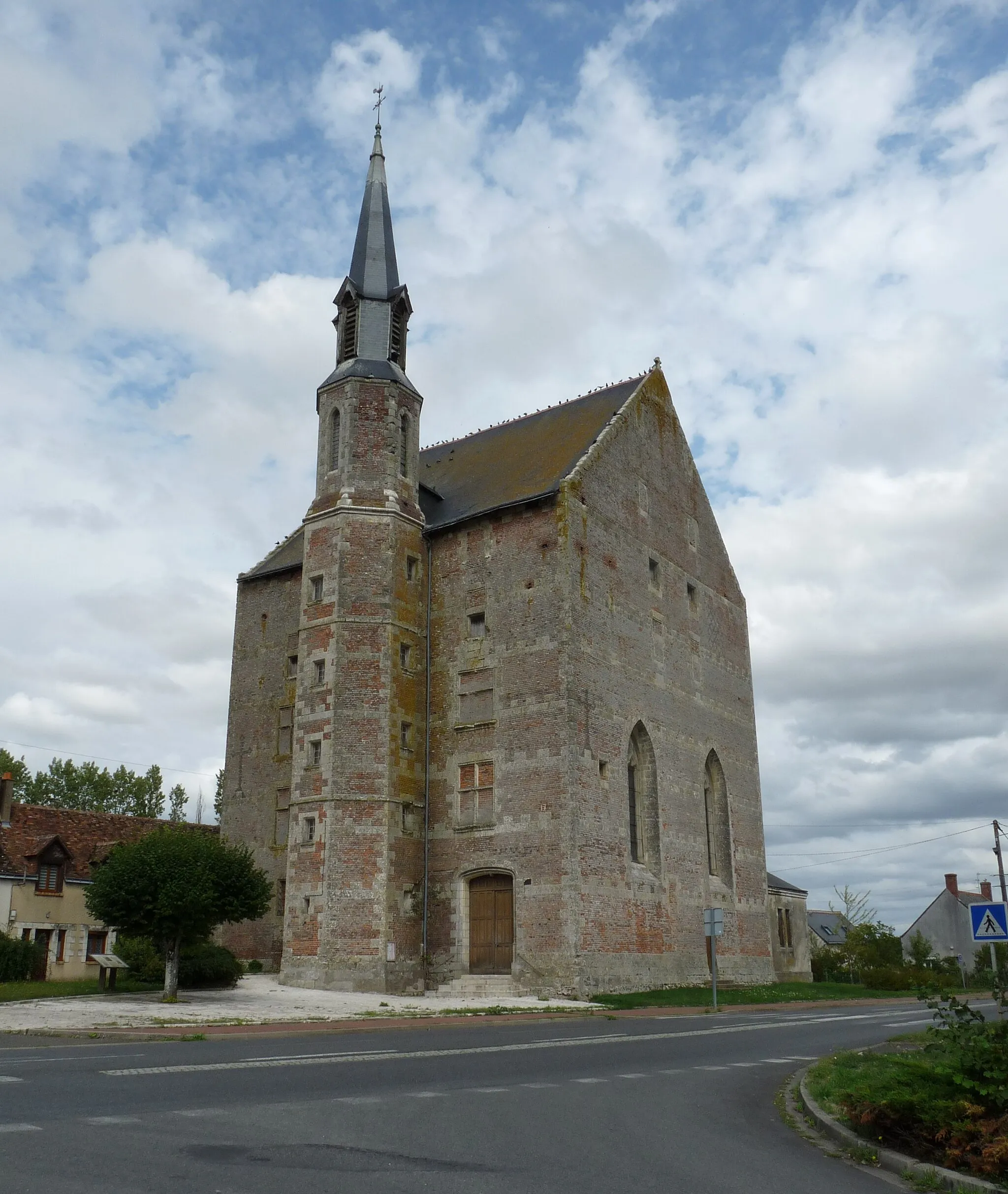 Photo showing: Extérieur de l'église Saint-Laurent à Saint-Laurent-en-Gâtines (37).
