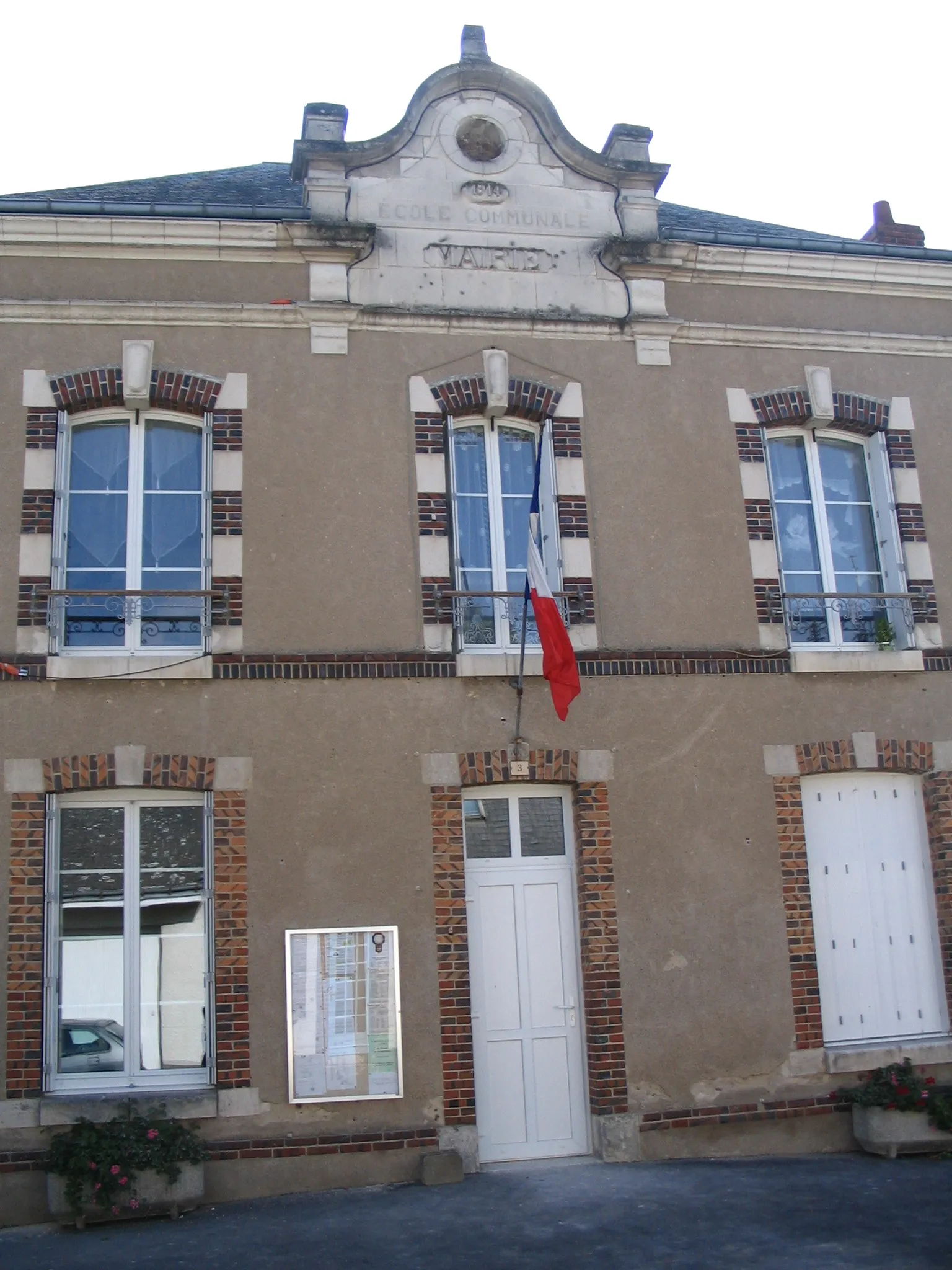 Photo showing: The town hall of Le Poislay, Loir-et-Cher, France
