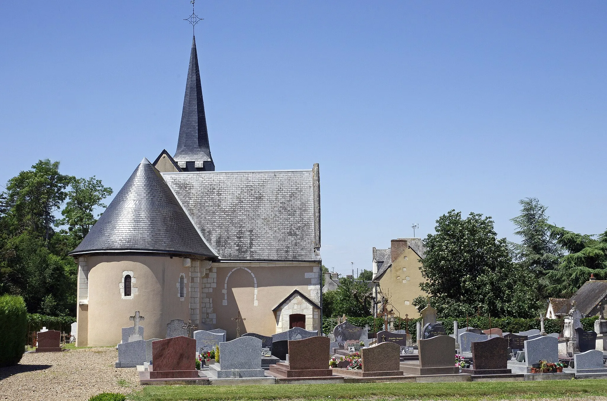 Photo showing: Ambloy (Loir-et-Cher).
Eglise Saint-Martin.
Les parties les plus anciennes remontent au  XIe ou XIIe siècle (une fenêtre au nord et les fenêtres de l'abside).
La nef fut agrandie au XVe siècle.
Le portail de la façade ouest est du XVIe siècle, ainsi que la chapelle seigneuriale au nord.
Un porche précède le portail occidental.
L'église a été restaurée au XIXe siècle, puis plus récemment.

Il semble que le curé d'Ambloy ait dépendu du prieuré Saint-Martin de Lavardin. Au Moyen-Âge, la seigneurie d'Ambloy dépendait également de celle de Lavardin. Juste avant la Révolution, la paroisse d'Ambloy relevait du diocèse du Mans.