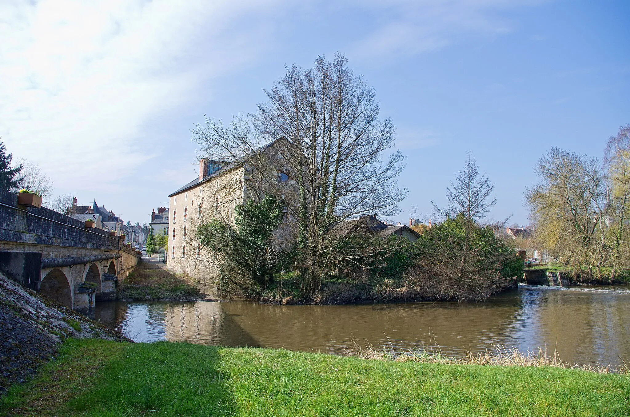 Photo showing: Le Moulin et le Pont sur le Beuvron.
Le pont a été construit en 1852 en remplacement d'un vieux pont de bois.
La rivière "le Beuvron" est un affluent de la Loire d'une longueur d'environ 115 km.
La rivière doit son nom aux castors qui la peuplaient au Moyen-Âge.
( bièvre, du latin beber, gaulois bébros. En anglais beaver, allemand Biber, ).
Le castor recoloniserait le Beuvron depuis sa réintroduction dans la Loire en 1974.

The Mill and the Bridge Beuvron.
The bridge was built in 1852 to replace an old wooden bridge.
River "Beuvron" is a tributary of the Loire with a length of about 115 km.
The river owes its name to the beavers inhabited the Middle Ages.
(Latin beber, Gallic bébros, German Biber).

Beaver re-colonize Beuvron since its reintroduction in the Loire in 1974.