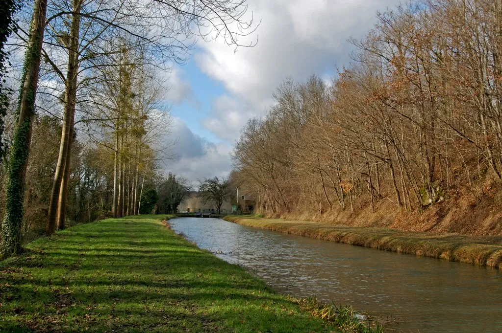 Photo showing: Pont canal de Châtillon sur Cher. 
Le pont-canal sur la Sauldre est construit sous la direction de l' ingénieur Camille Bailloud entre 1833 (premier projet) et 1839 (ouverture à la navigation de la section Vierzon / Noyers). En 1833, l' ingénieur propose deux projets : un pont-canal avec bâche en fonte (deux arches de 16 m) ou un pont-canal en maçonnerie (cinq arche plein cintre de sept mètres d' ouverture). C' est le deuxième projet qui est réalisé.

description : Pont-canal en maçonnerie comprenant cinq arches en plein cintre de sept mètres d' ouverture. La cuvette mesure trois m de large et 64,40 m de long, les chemins de halage présentent une largeur de 1,60 m. En 1842, ce pont-canal est considéré par l' ingénieur Eugène Flachat comme l' ouvrage le plus étanche du canal de Berry grâce à la qualité des mortiers employés. D' après le cadastre napoléonien, il semble que le tracé du lit de la Sauldre a été un peu modifié au moment des travaux.