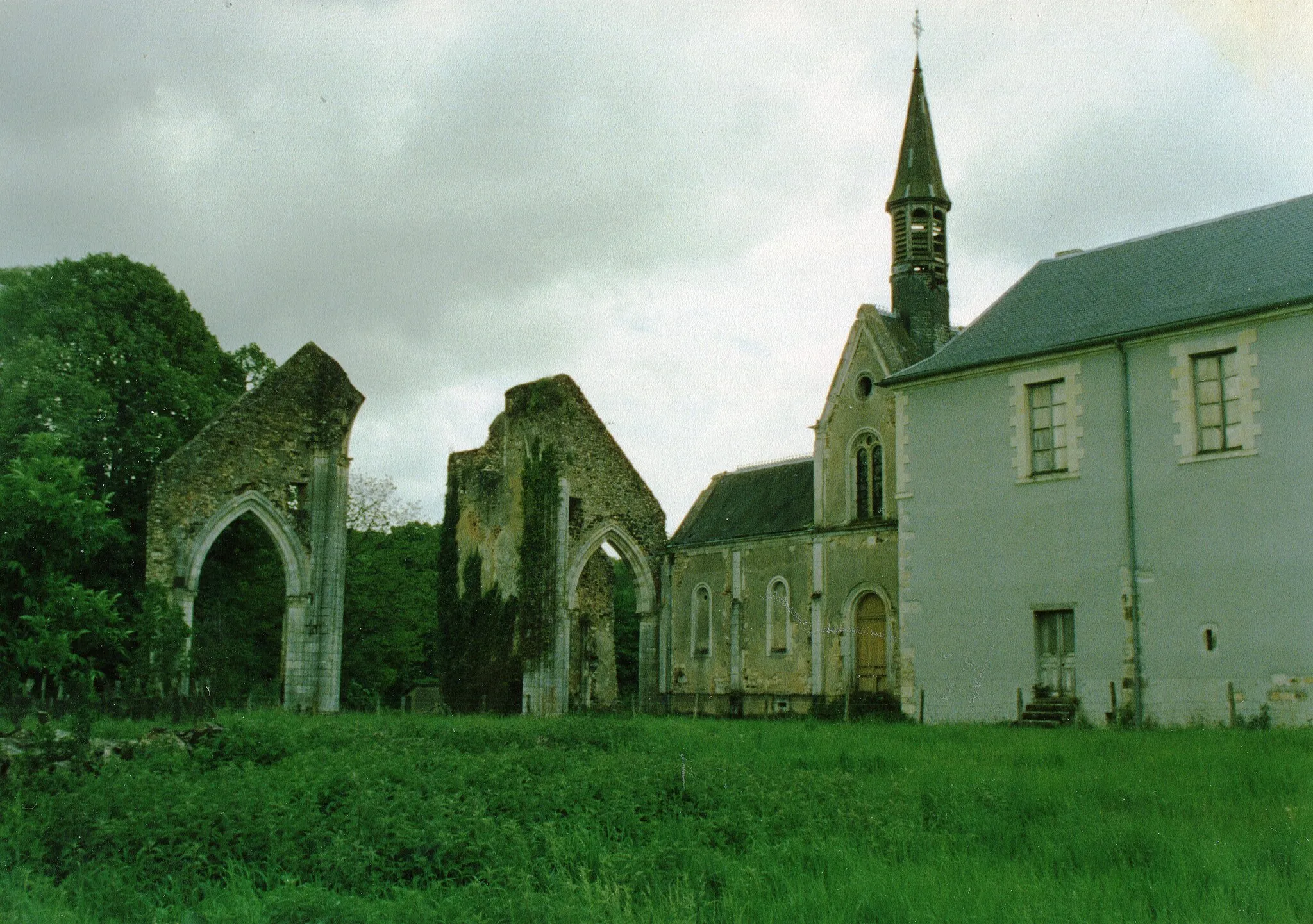 Photo showing: L'ancienne Abbaye de Loroy en 1987. L'abbaye est un des bâtiments présumés d'être "Le domaine mystérieux" dans le livre "Le Grand Meaulnes" d'Alain Fournier.