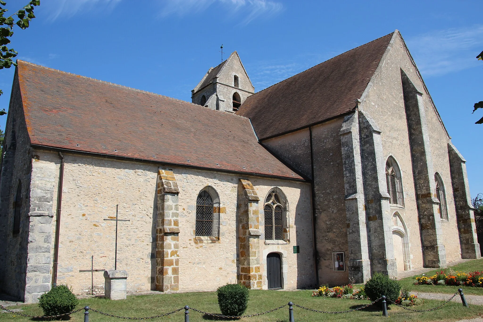 Photo showing: Saint-Quentin church of Brières-les-Scellés, France