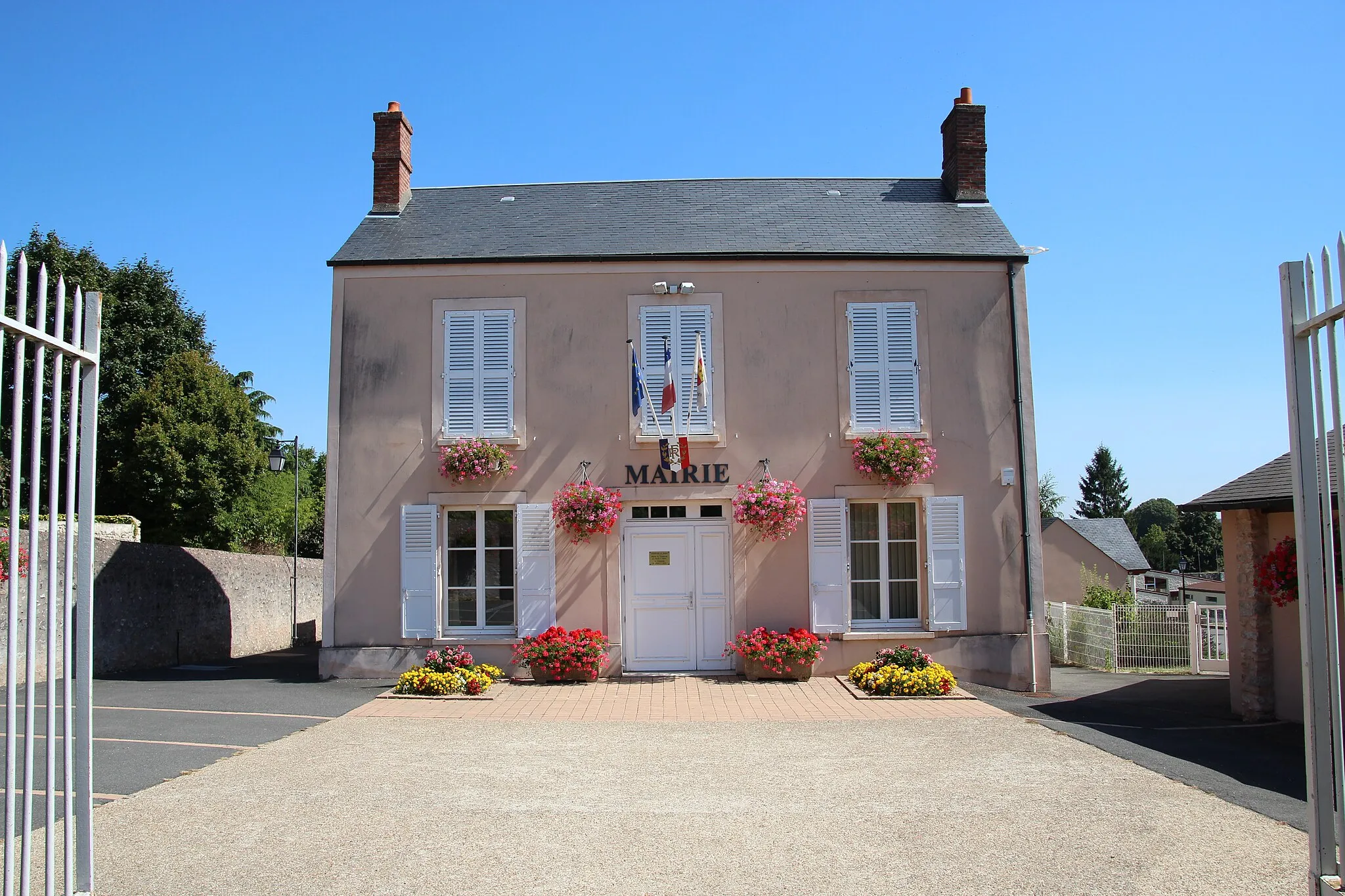 Photo showing: Town hall of Brières-les-Scellés, France