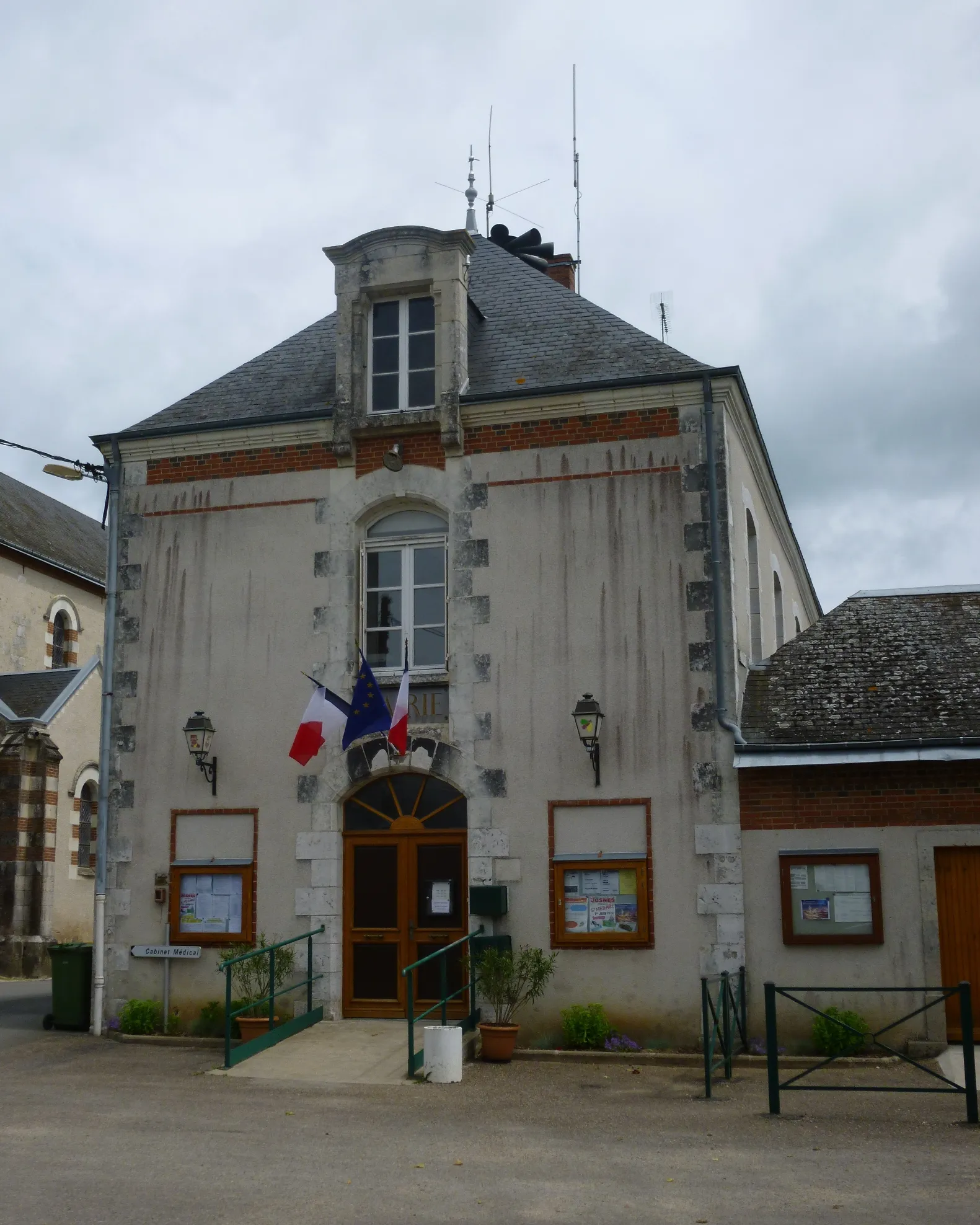 Photo showing: Mairie de Josnes