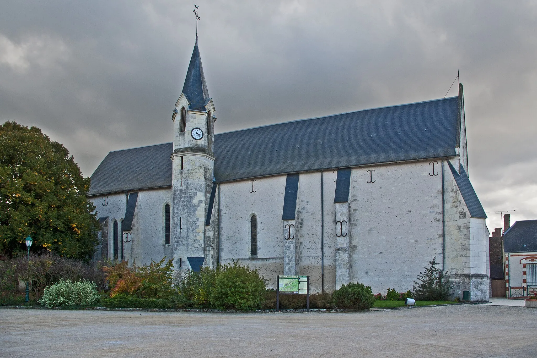 Photo showing: Courmemin (Loir-et-Cher).
Eglise Paroissiale Saint-Aignan. (origine XIIIème siècle) 
Jean-Baptiste Poupard (1790-1870) architecte à Romorantin est intervenu en tant que maître d'oeuvre dans la reconstruction des voûtes (1860).
Le clocher était un escalier hors d'oeuvre. La transformation date du XIXème siècle.

Parish Church Saint-Aignan. (original thirteenth century)
Jean-Baptiste Poupard (1790-1870) architect Romorantin acted as prime contractor in the reconstruction of vaults (1860).

The steeple was a staircase appetizers. The processing time of the nineteenth century.