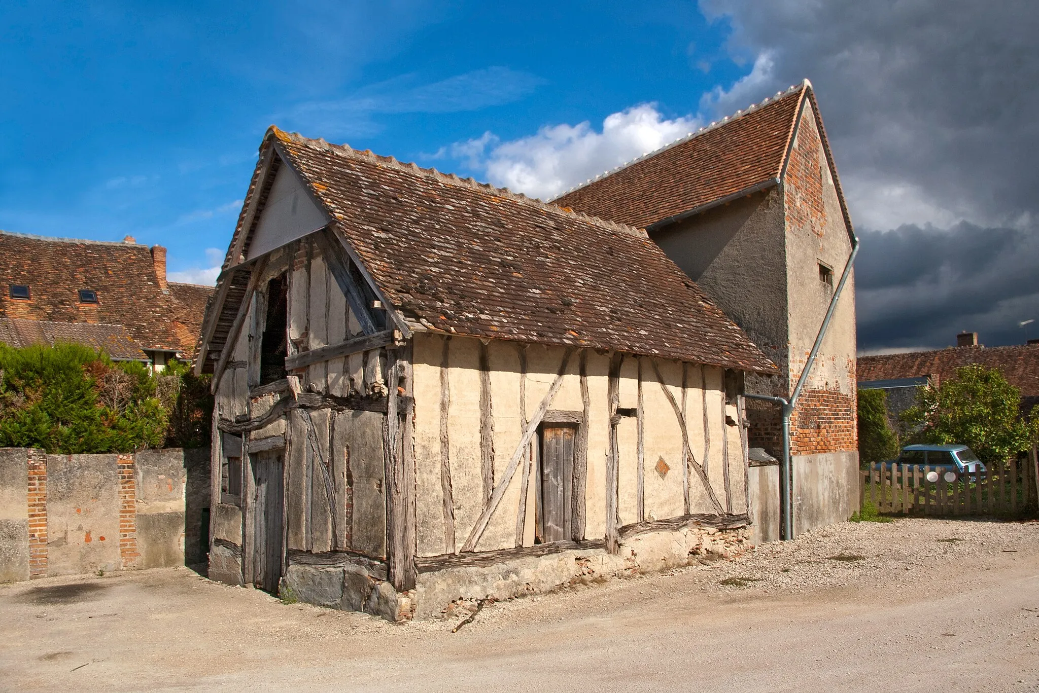 Photo showing: Courmemin (Loir-et-Cher).
La pierre est fort rare en Sologne. La construction traditionnelle est de bois et de torchis. La brique se développera au 19ème siècle avec les briqueteries.

The stone is very rare in Sologne. The construction is traditional wood and mud. Brick will develop 19th century brickworks.