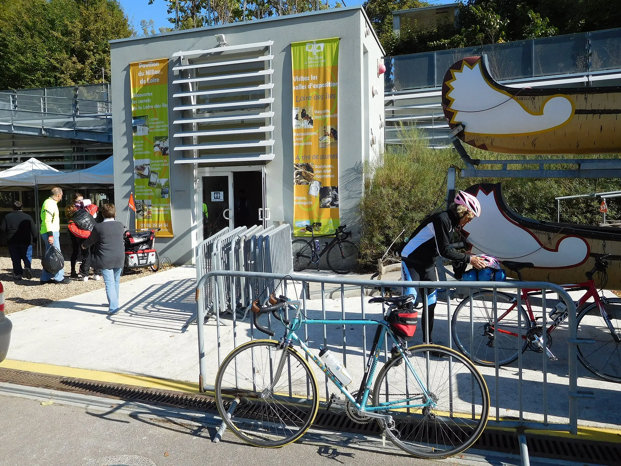 Photo showing: Cyclotouristes et organisateurs de l'UCS Cyclotourisme à l'entrée du Pavillon du milieu de Loire : point d'accueil, ravitaillement, information.