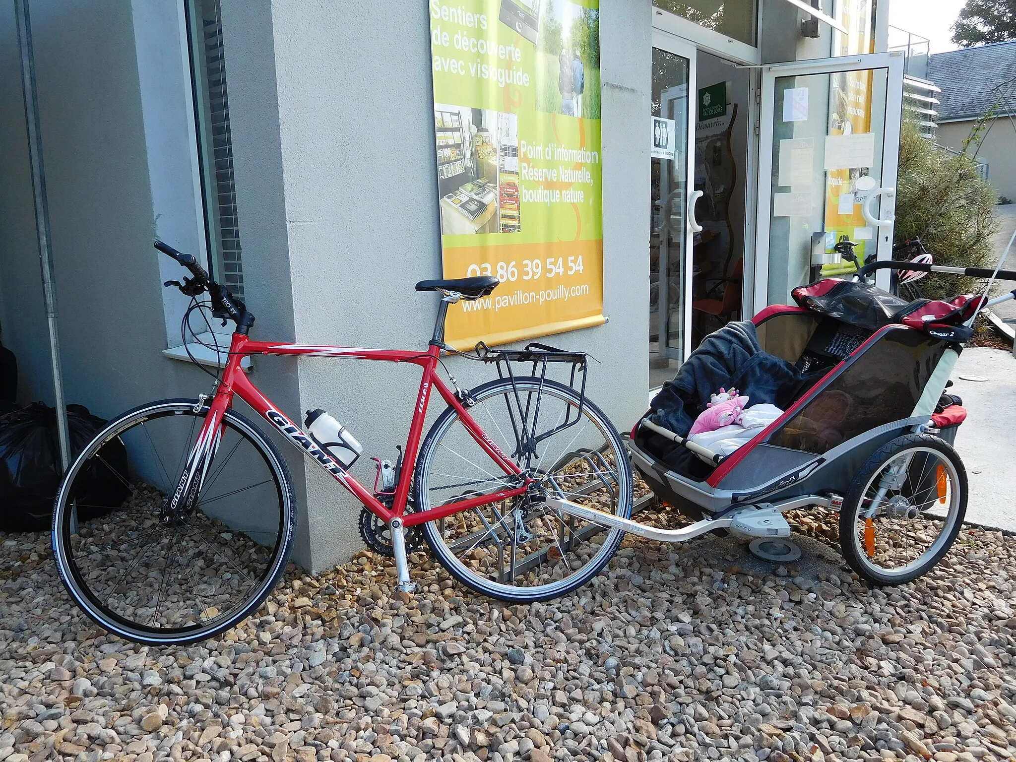 Photo showing: Vélo Giant FCR2 et remorque porte-enfant Thule Cougar 2, pavillon du milieu de Loire, Pouilly-sur-Loire.