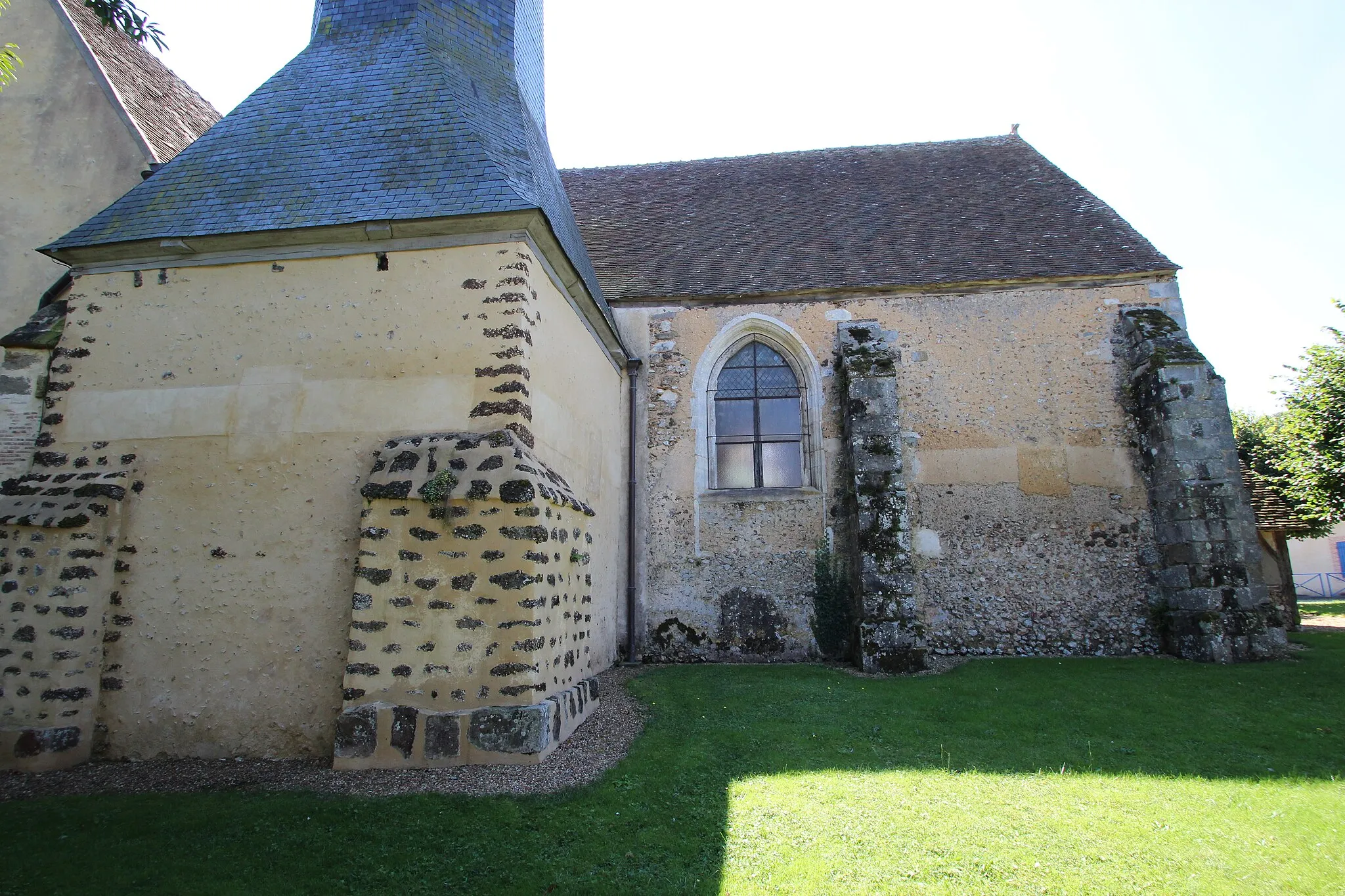 Photo showing: Saint-Aignan church of Fontaine-les-Ribouts, France.