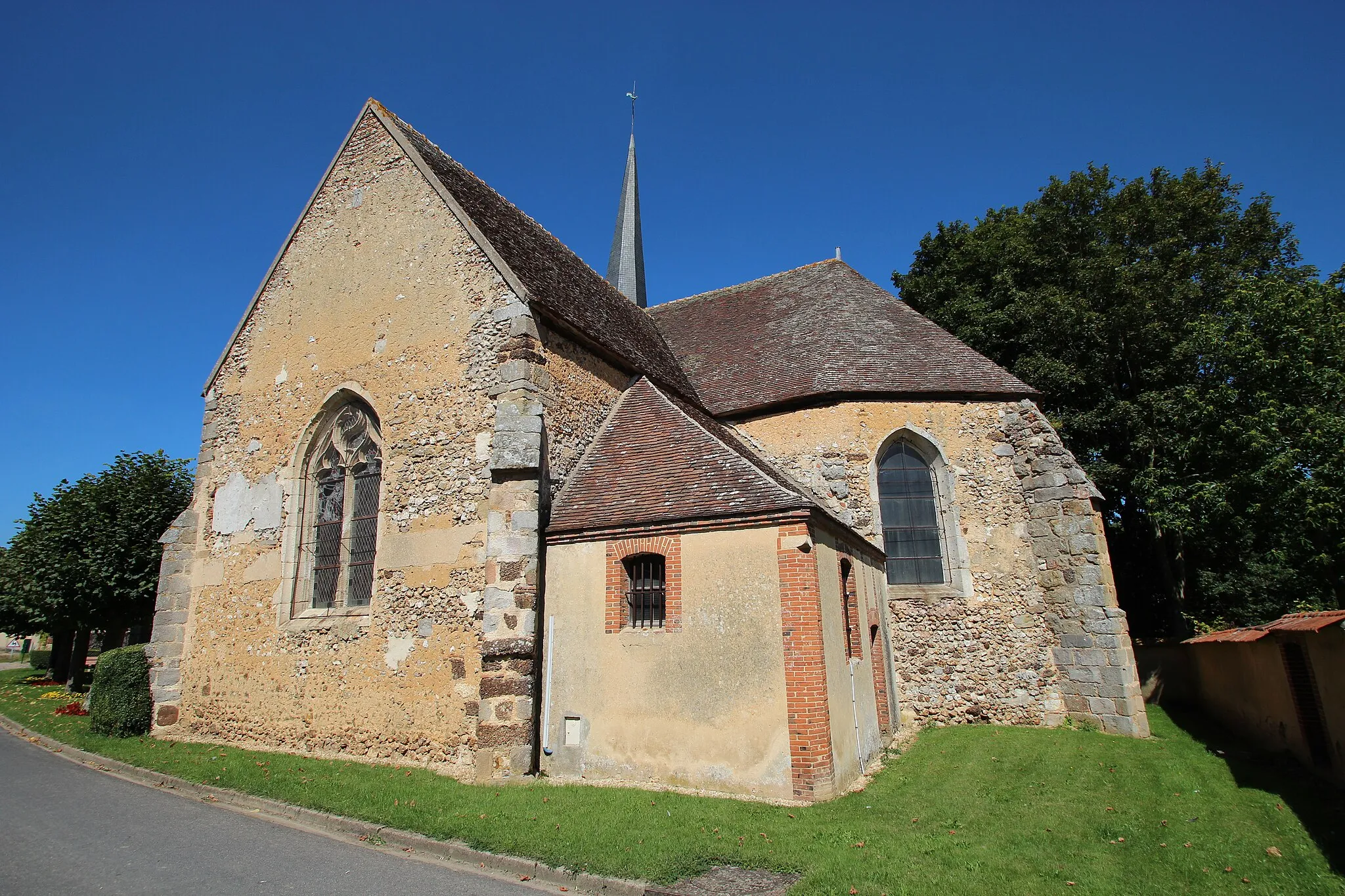 Photo showing: Saint-Aignan church of Fontaine-les-Ribouts, France.