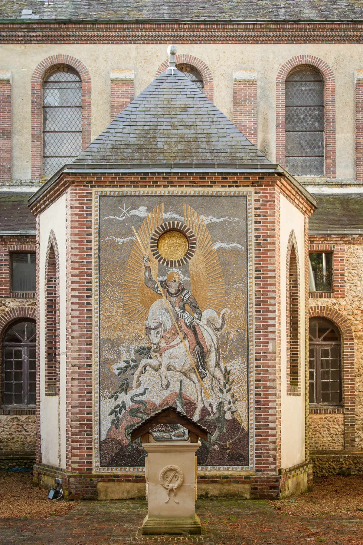 Photo showing: Mosaïque murale de la Cour Pétral : "Saint Georges terrassant un dragon"