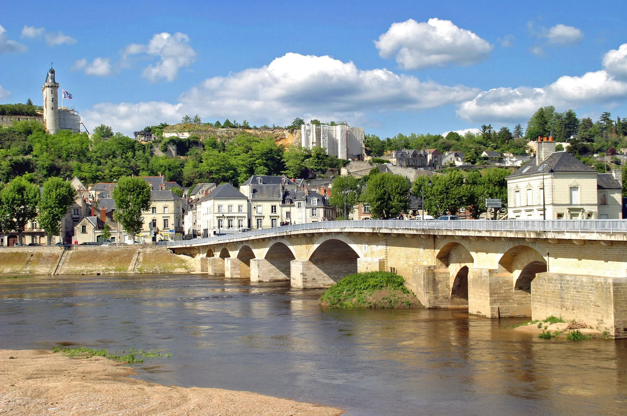 Photo showing: Chinon - View over the river Vienne to the ruins of Chinon Castle. The town with about 8100 inhabitants is located in the Région Center-Val de Loire, France