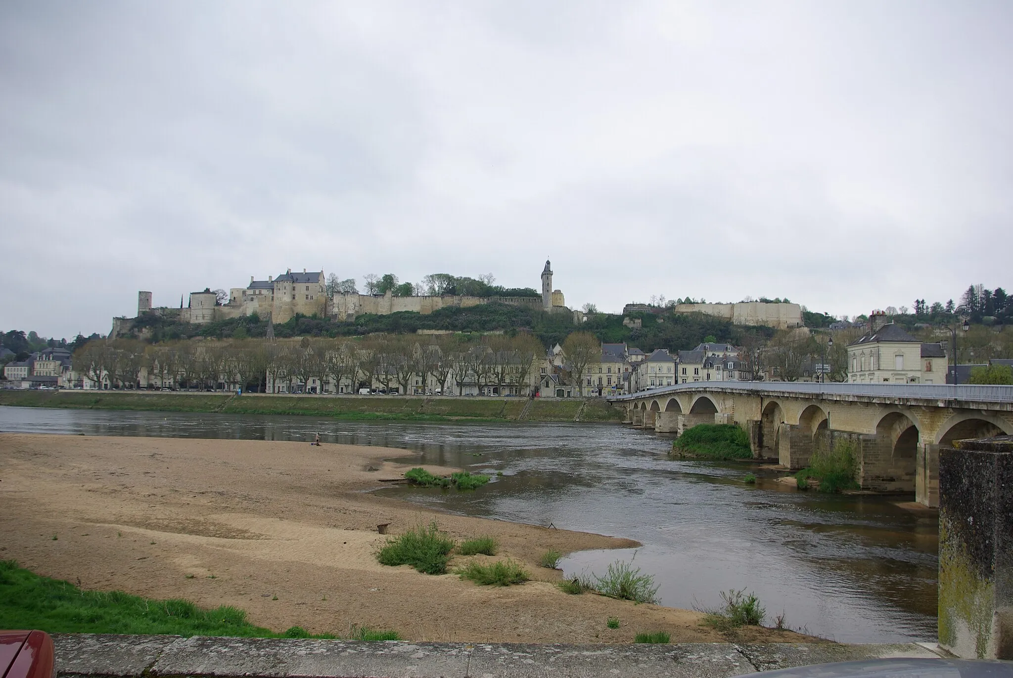 Photo showing: Chinon and its castle along the Vienne river.