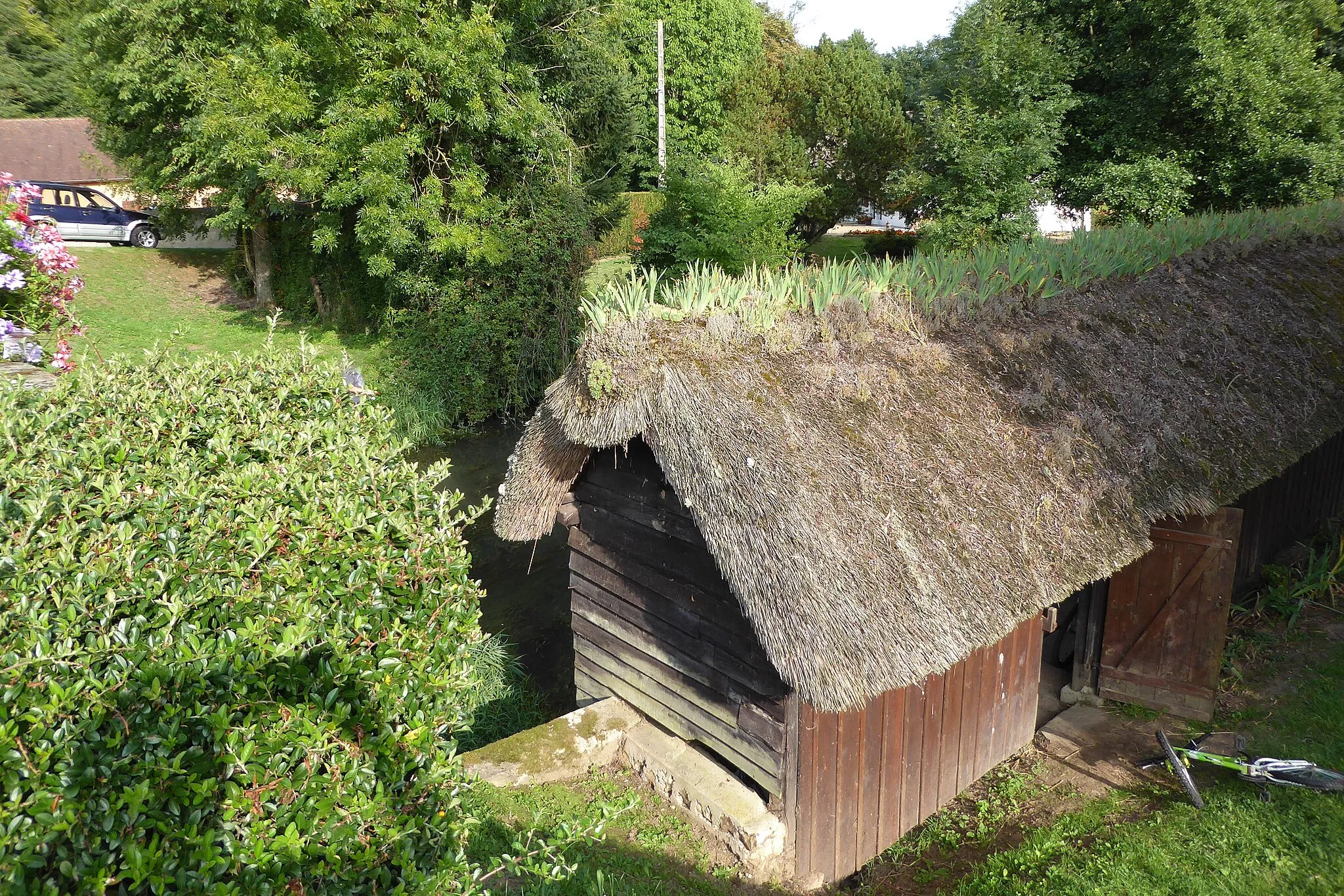 Photo showing: lavoir au bord de la Thironne, Montigny-le-Chartif, Eure-et-Loir (France).