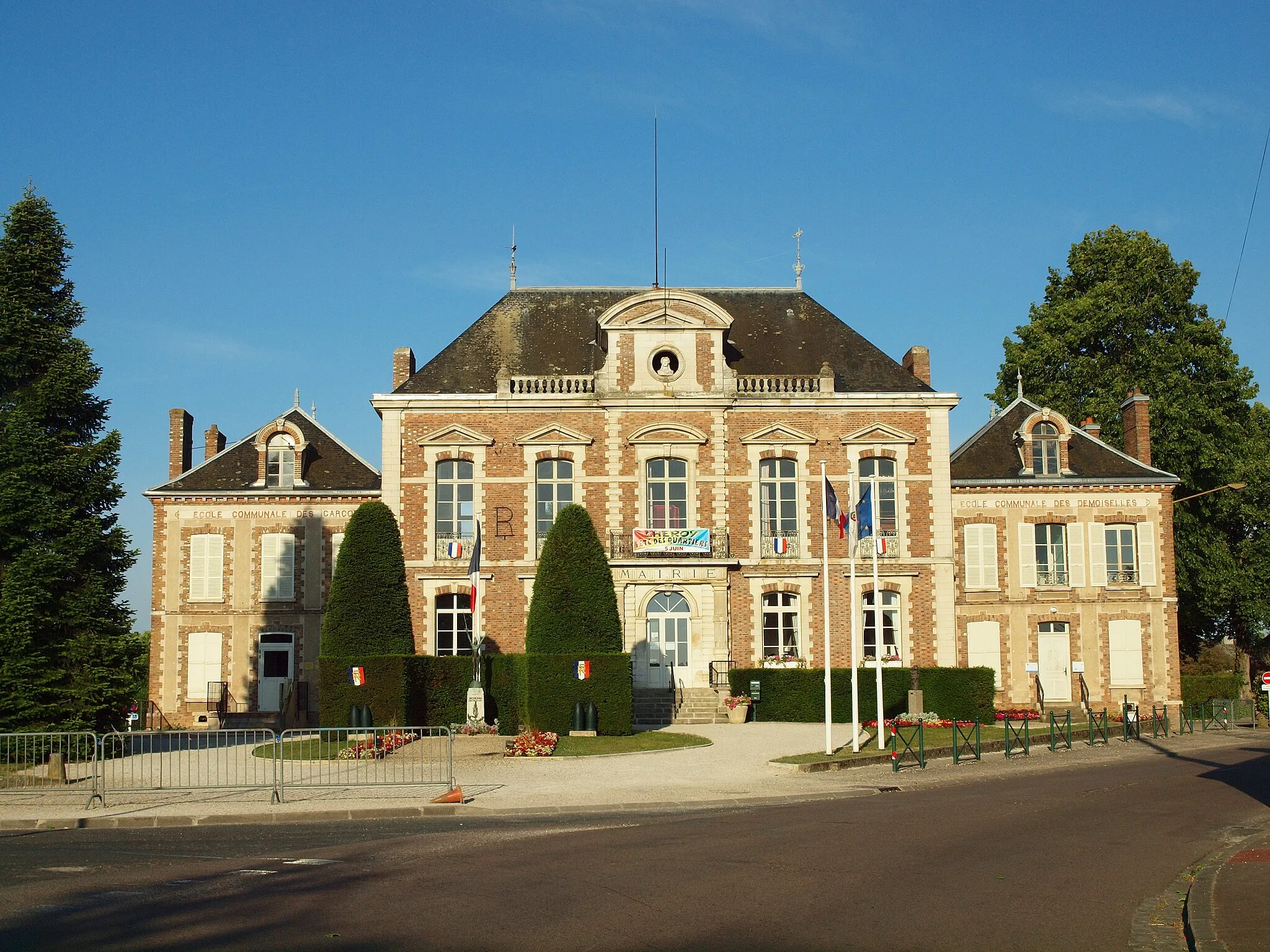 Photo showing: Chéroy (Yonne, France) , la mairie.