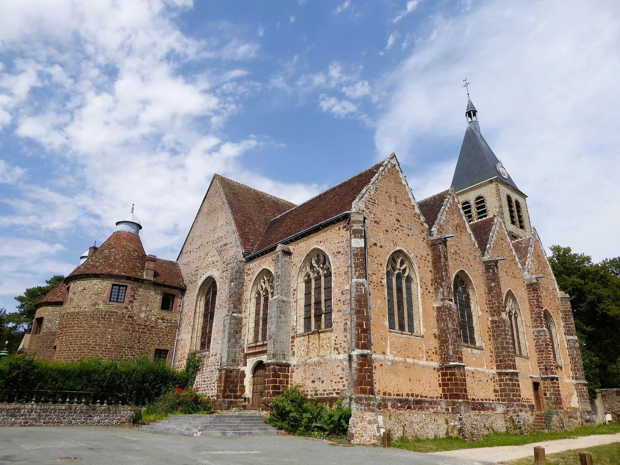 Photo showing: Église Saint-Lubin et tours de l'ancien château épiscopal, Pontgouin, Eure-et-Loir, France.