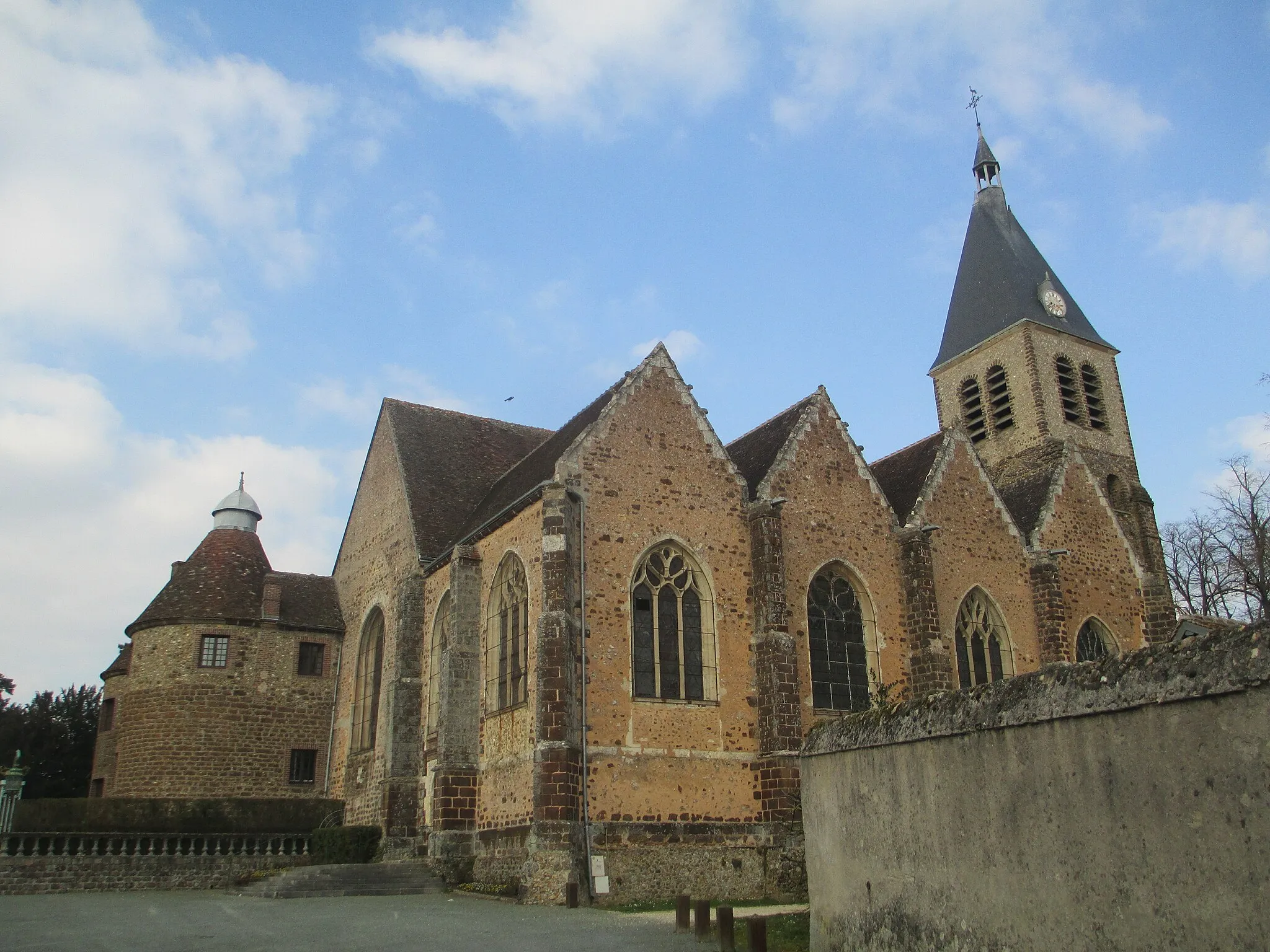 Photo showing: Église Saint-Lubin de Pontgouin vue depuis la rue du cardinal Pie.