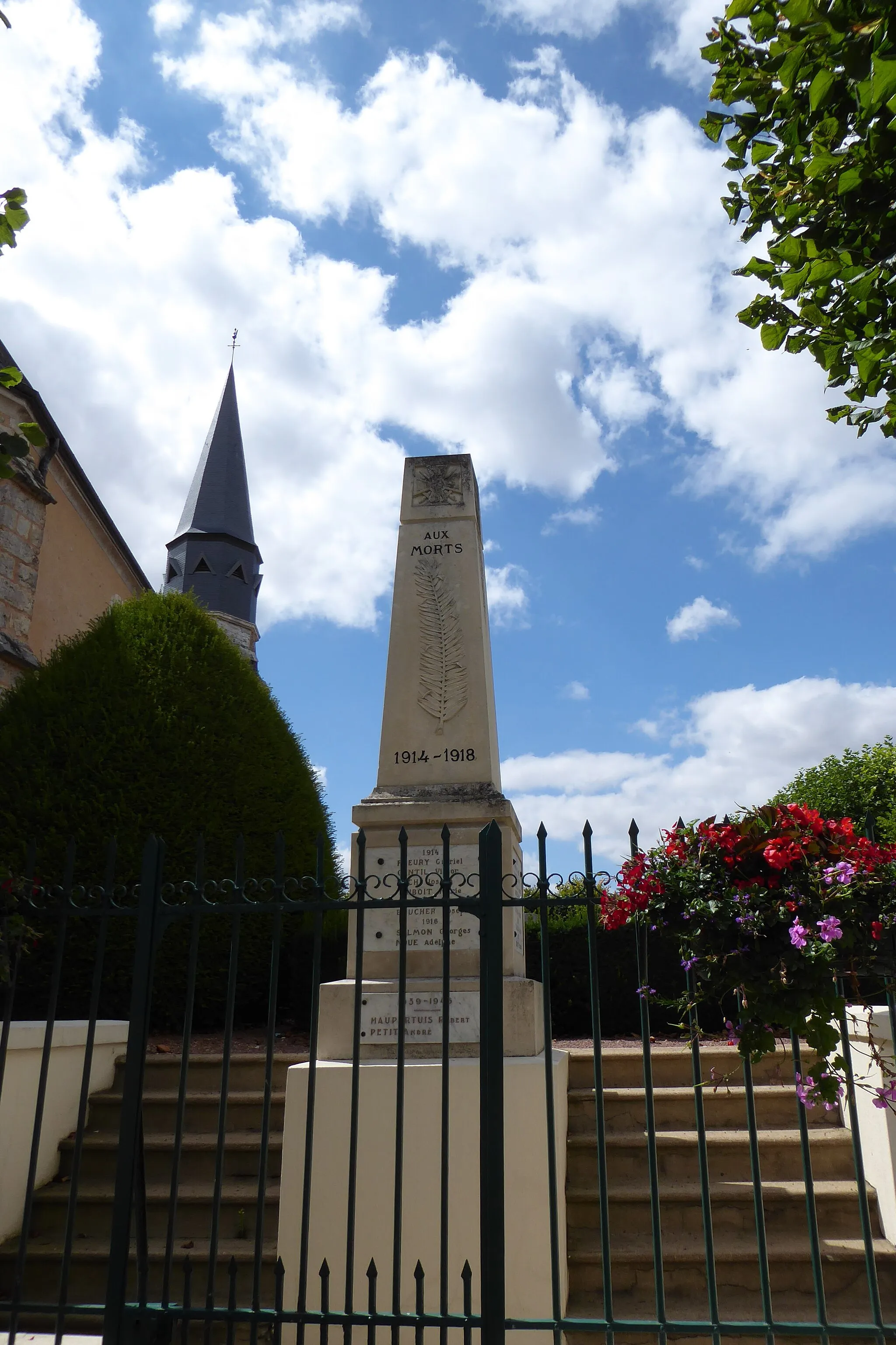 Photo showing: monument aux morts, Saint-Aubin-des-Bois, Eure-et-Loir, France.