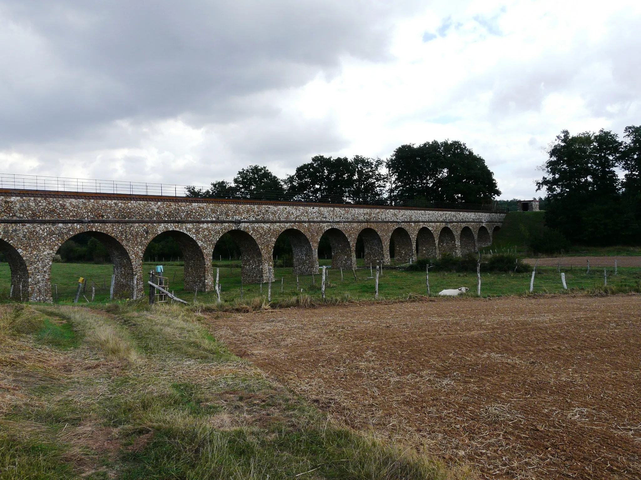 Photo showing: pont aqueduc de l'Avre sur la Meuvette, Revercourt, Eure-et-Loir (France).