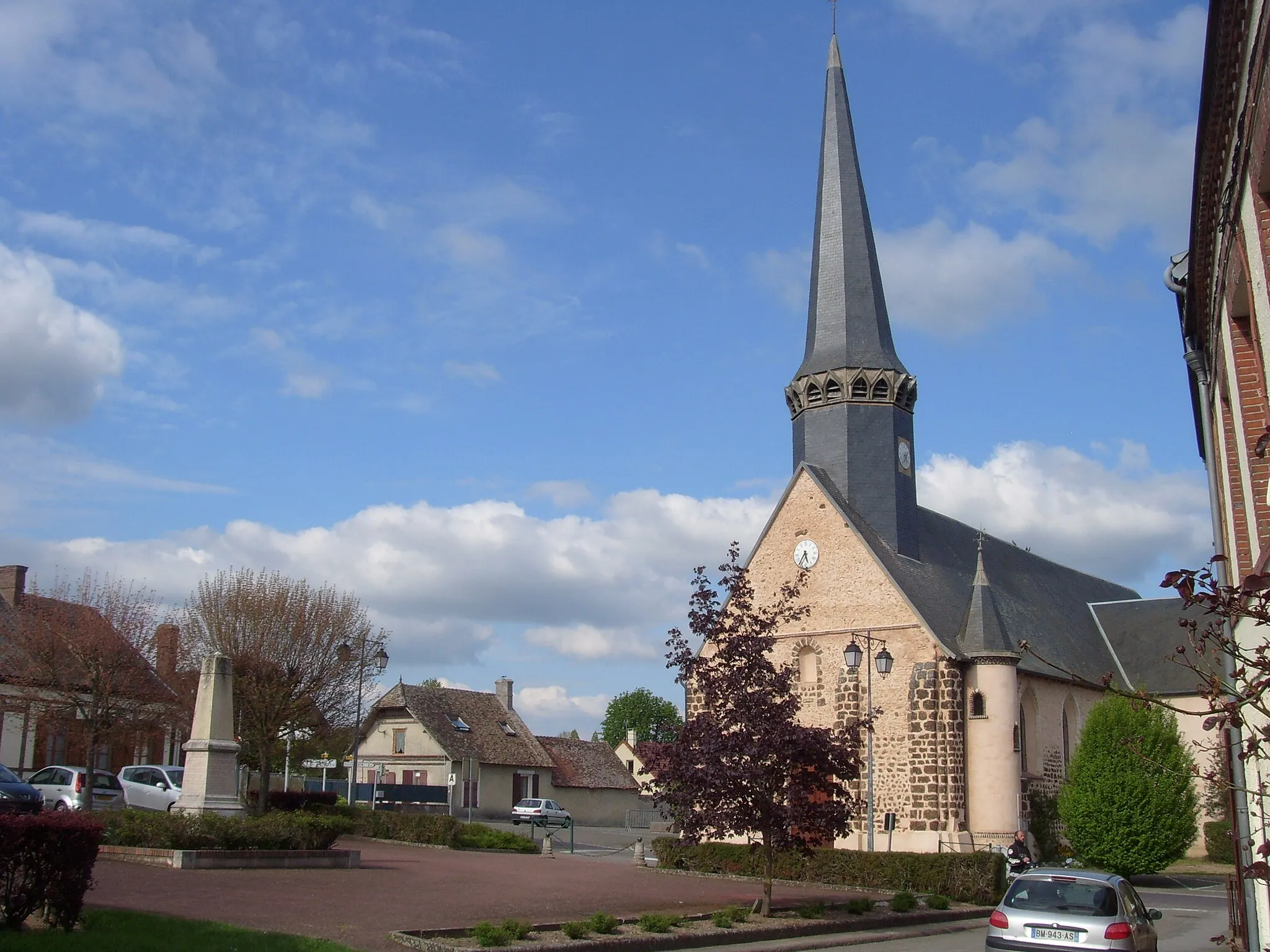 Photo showing: Place de l'Eglise à Laons, 28270 Eure-et-Loir.