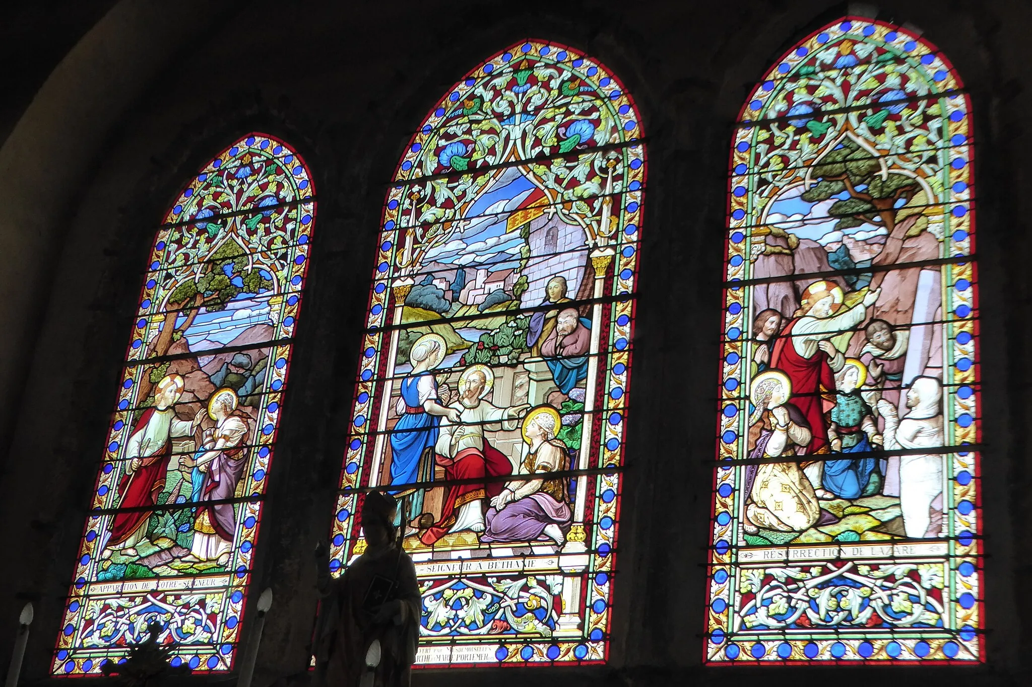 Photo showing: vitraux signés Lorin, chevet de l'église Saint-Sulpice, Boncé, Eure-et Loir, France. De gauche à droite : Apparition de Notre-Seigneur, Notre-Seigneur à Béthanie, Résurrection de Lazare.