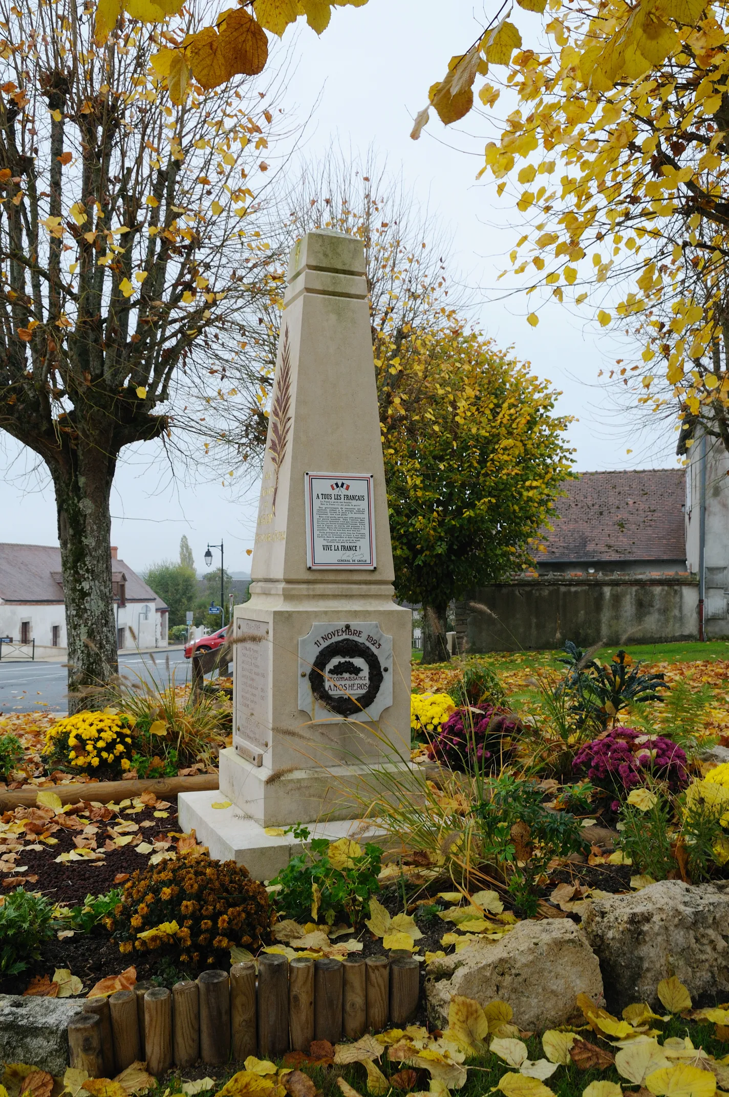 Photo showing: Monument aux morts, Marigny-les-Usages, Loiret, France