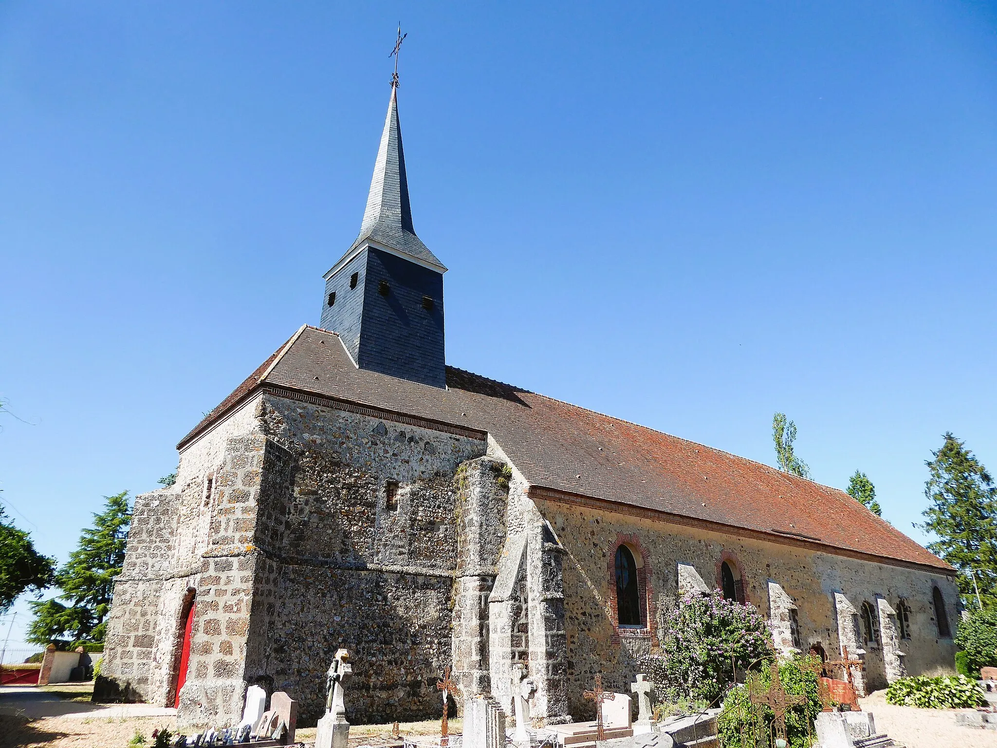 Photo showing: Portail ouest et mur sud de l'église Notre-Dame de Louvilliers-lès-Perche, Eure-et-Loir, France.