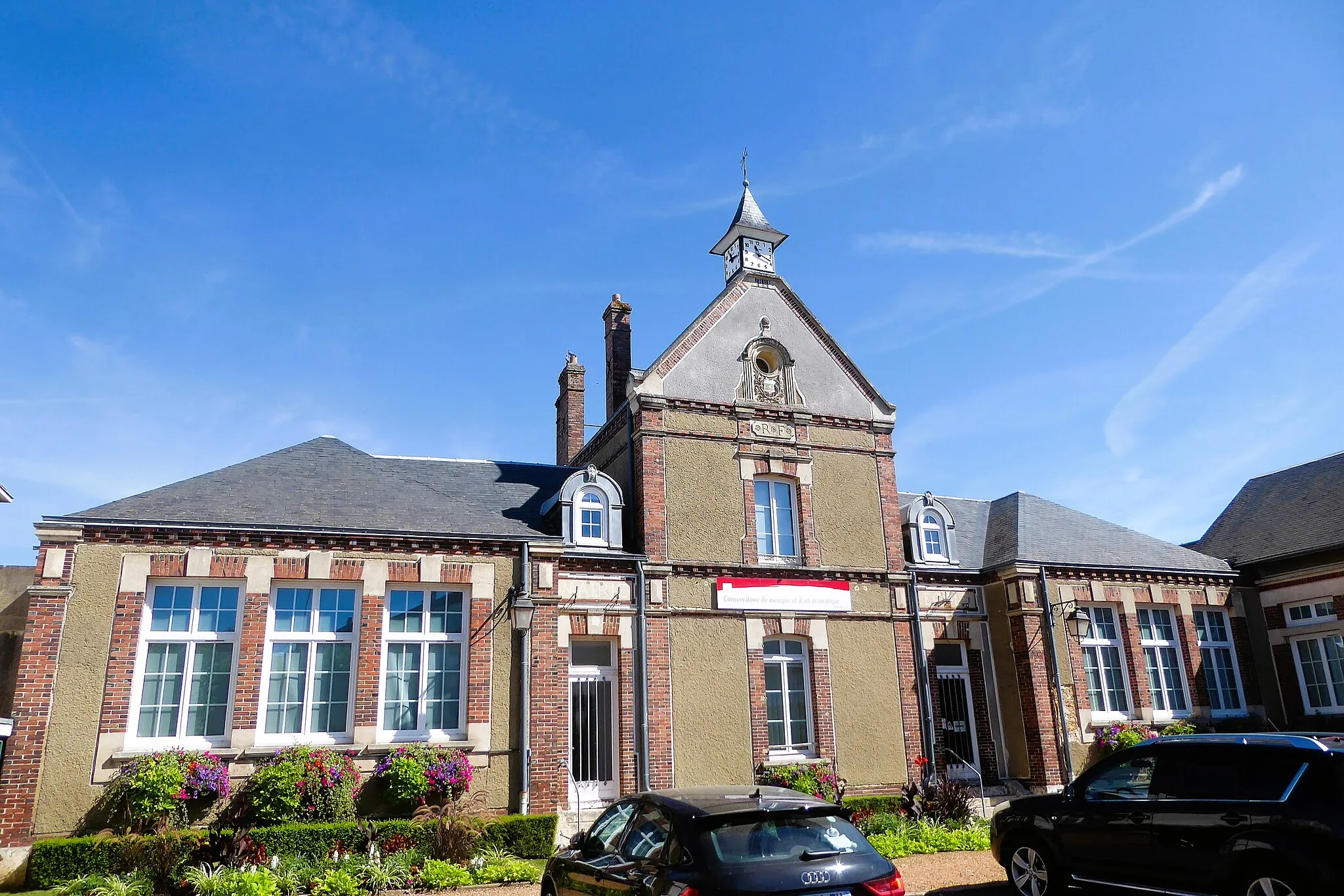 Photo showing: Conservatoire de musique et d'art dramatique dans l'ancienne mairie-école de Lucé, Eure-et-Loir, France.