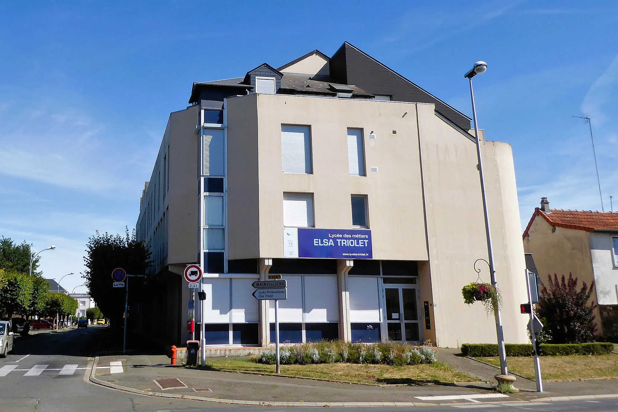 Photo showing: Lycée des métiers Elsa Triolet, Lucé, Eure-et-Loir, France.