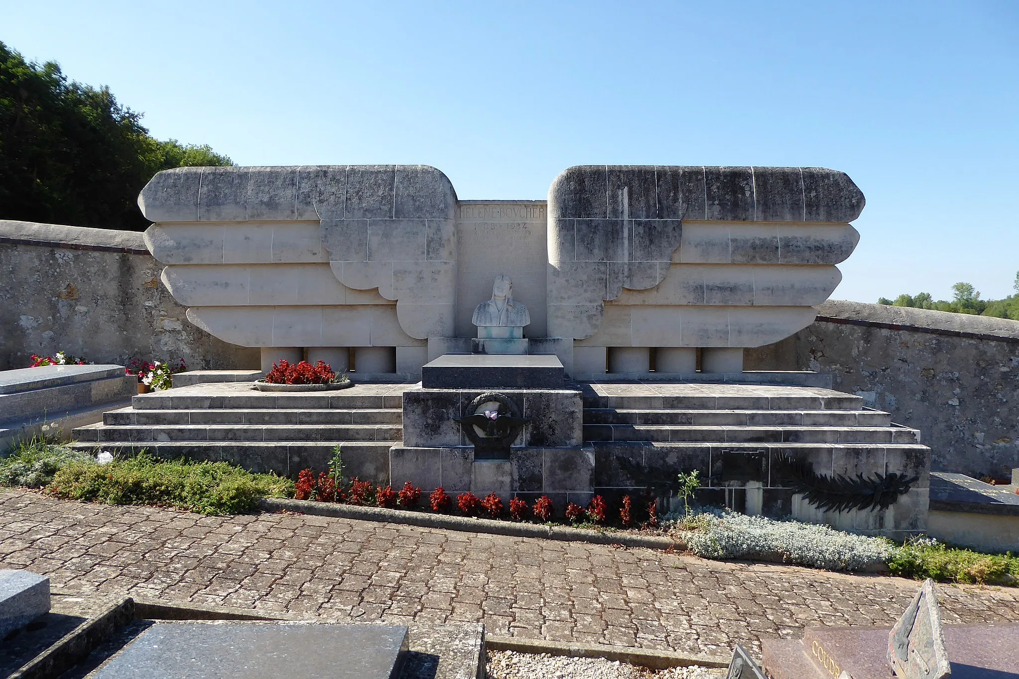 Photo showing: sépulture d'Hélène Boucher, cimetière d'Yermenonville, Eure-et-Loir, France.